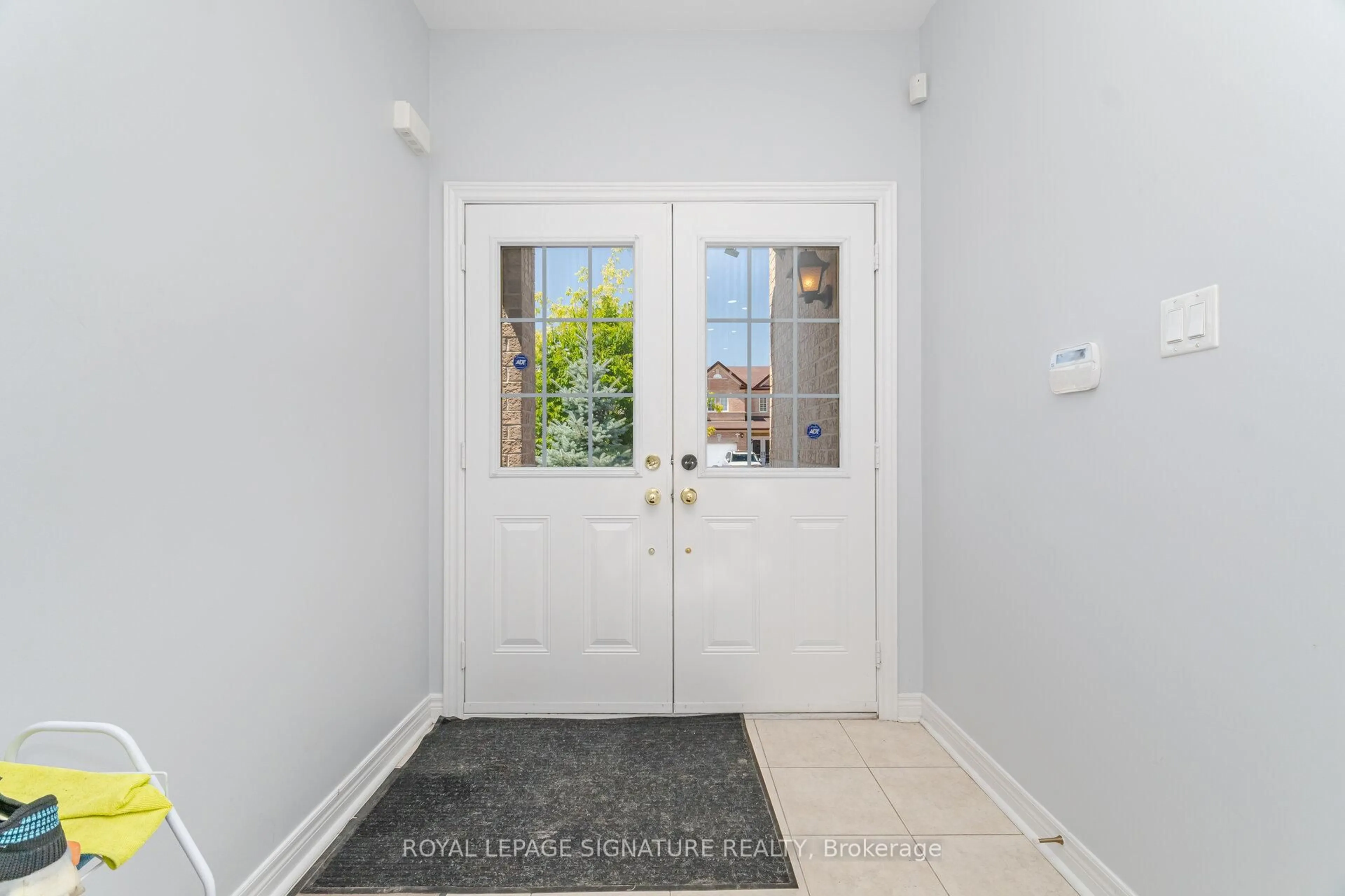 Indoor entryway for 443 Comiskey Cres, Mississauga Ontario L5W 0C7