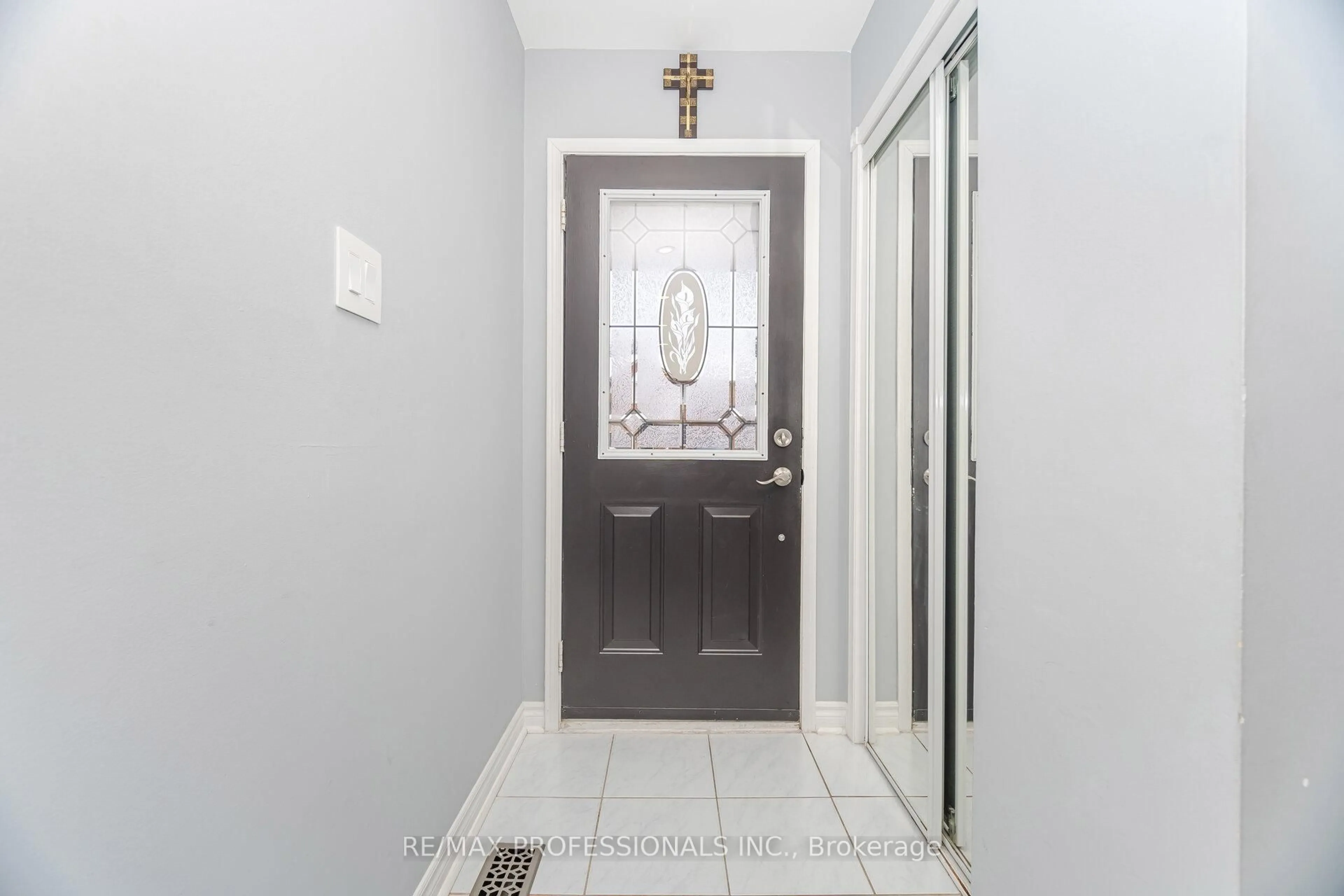 Indoor entryway for 2 Dawson Cres, Milton Ontario L9T 5H8