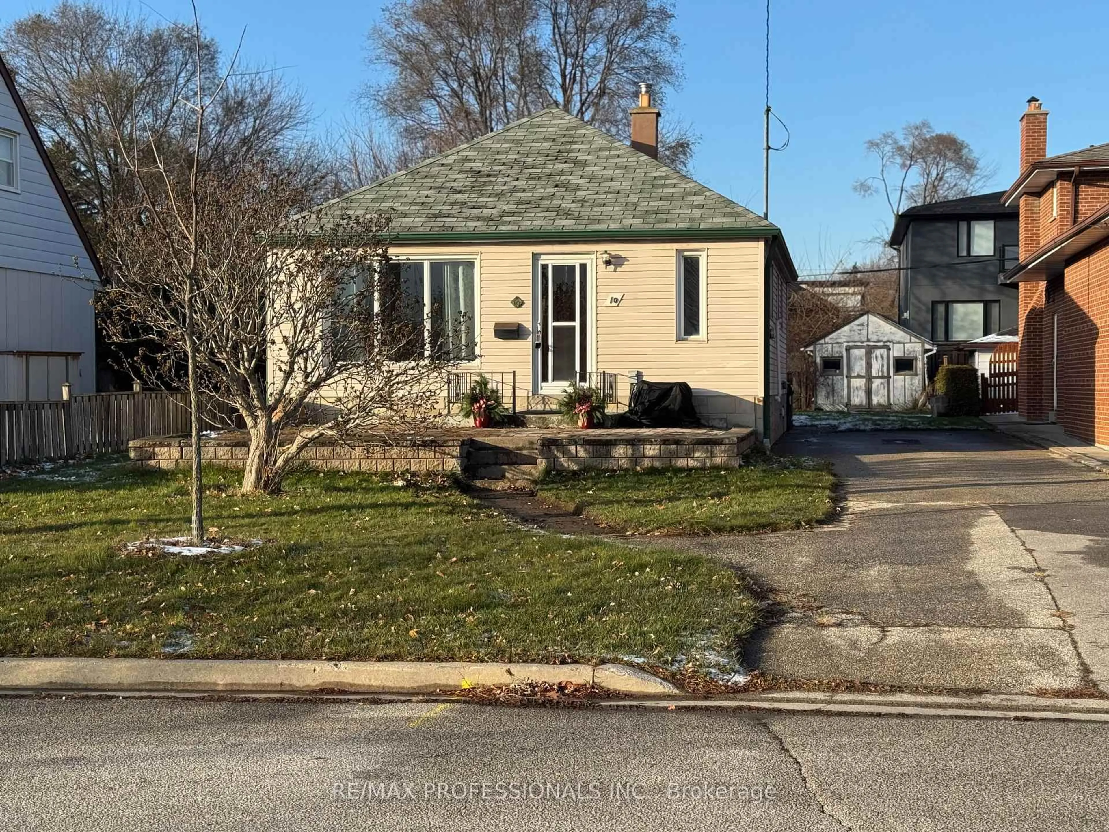 Unknown for 10 Avalon Rd, Toronto Ontario M8W 2E3