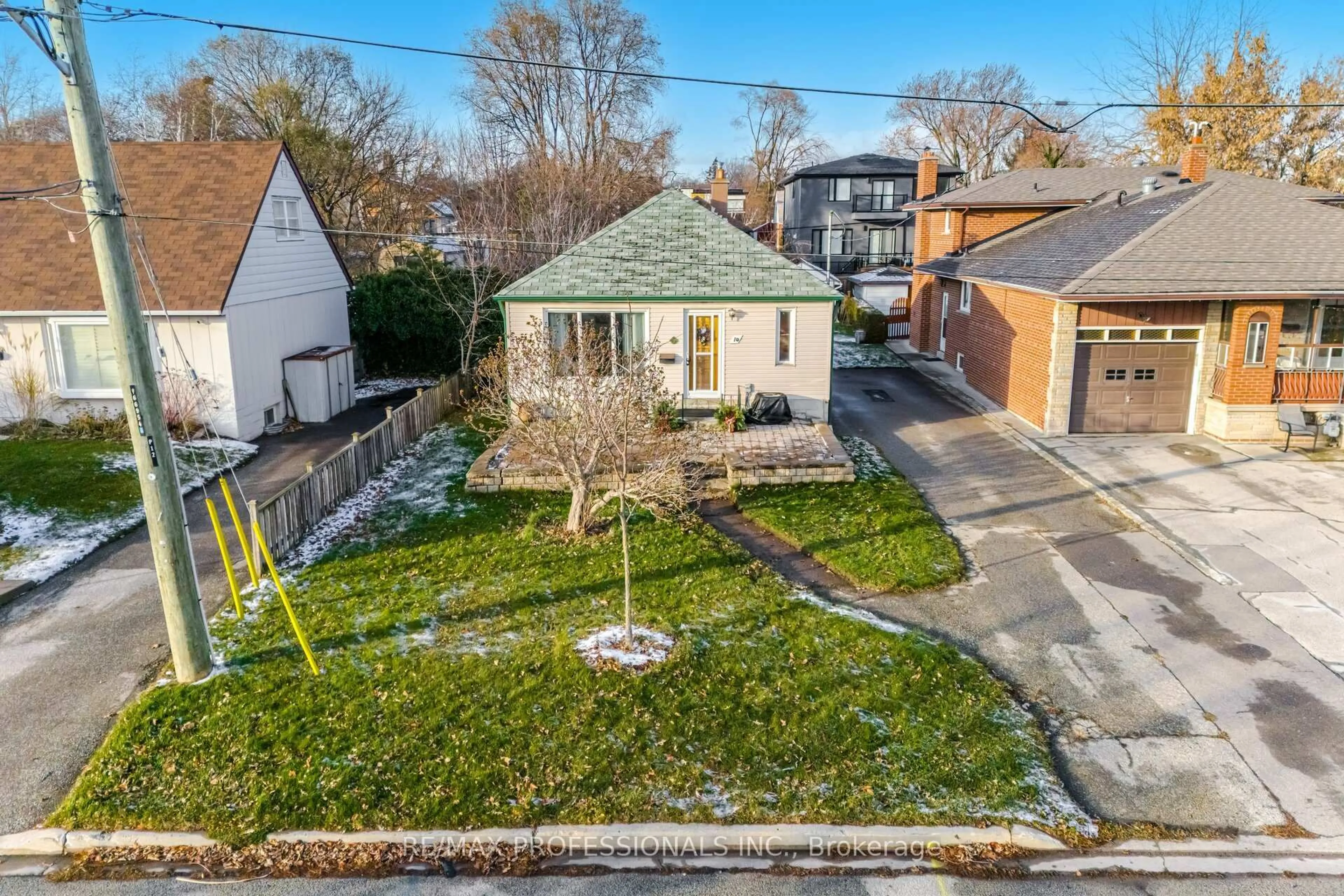A pic from outside/outdoor area/front of a property/back of a property/a pic from drone, street for 10 Avalon Rd, Toronto Ontario M8W 2E3
