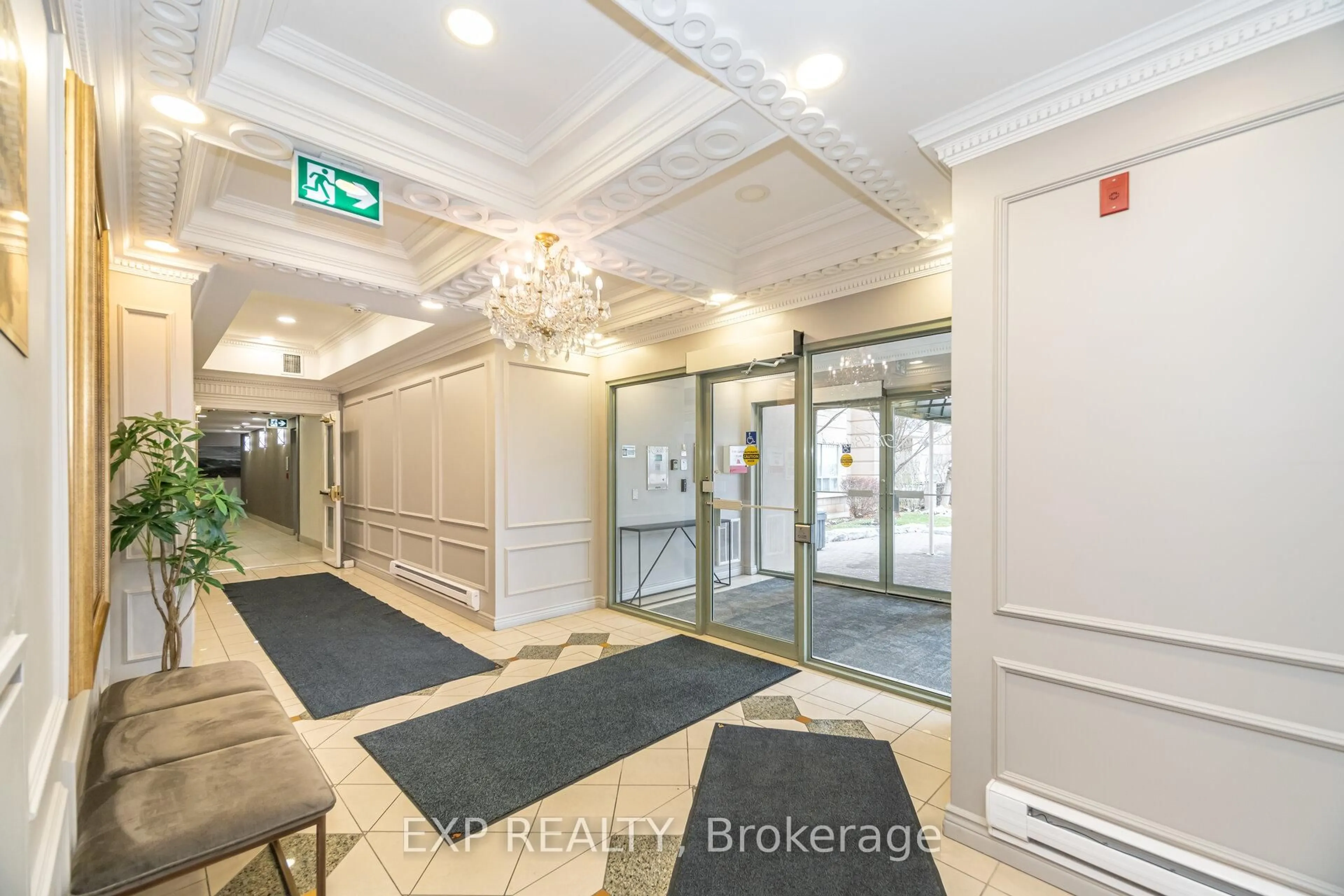 Indoor foyer for 2075 Amherst Heights Dr #619, Burlington Ontario L7P 5B8