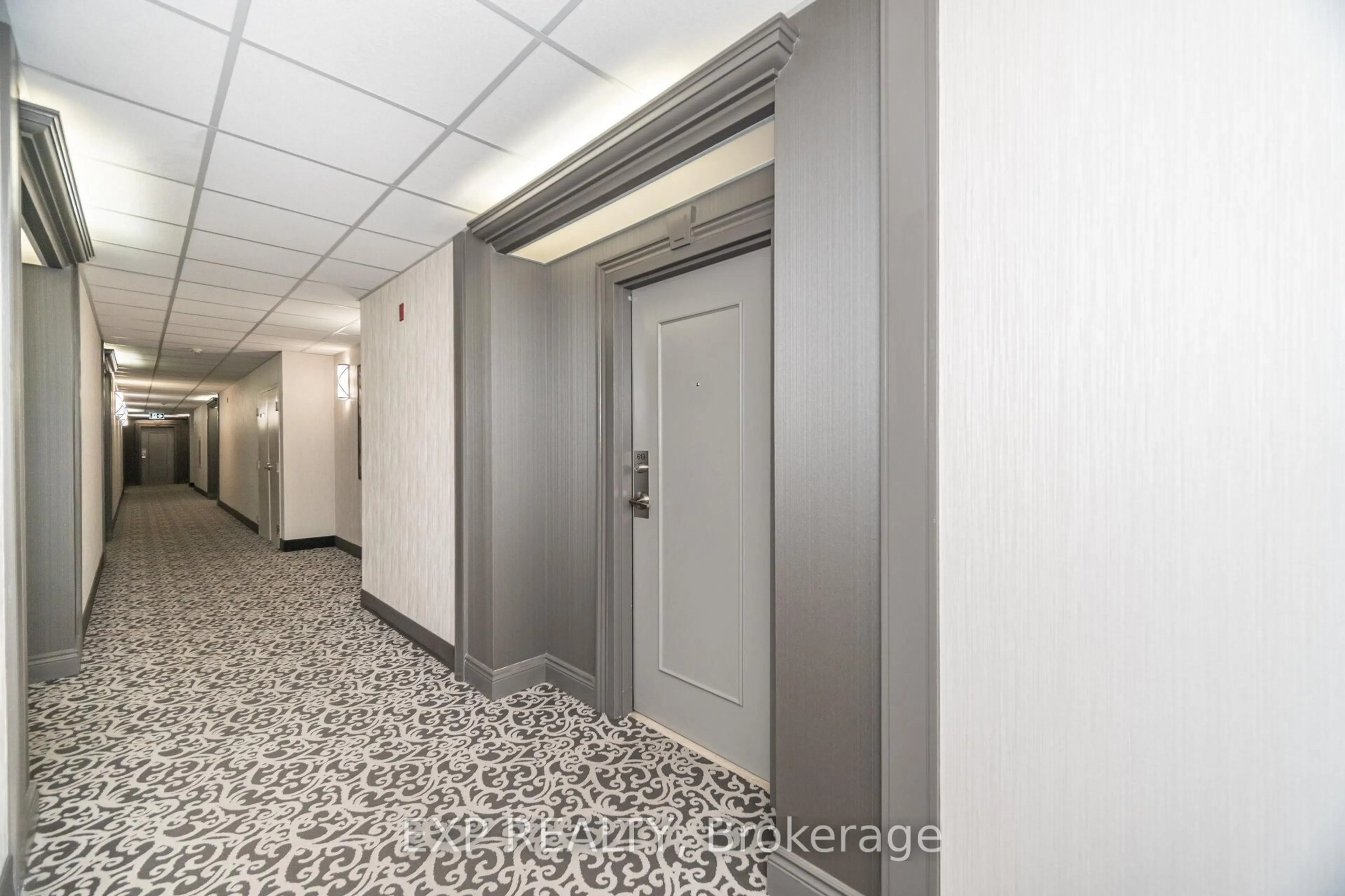 Indoor foyer for 2075 Amherst Heights Dr #619, Burlington Ontario L7P 5B8