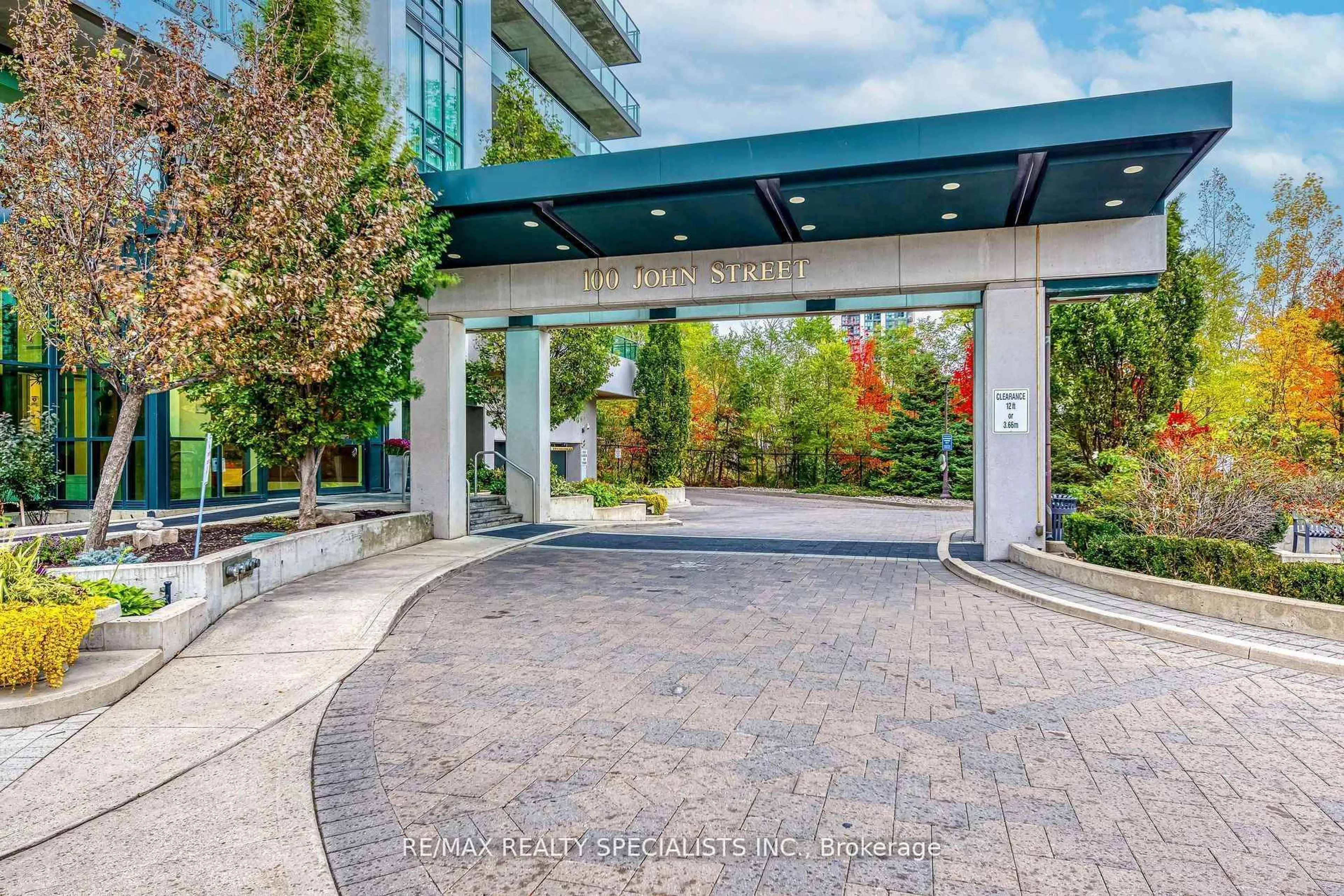 Indoor foyer for 100 John St #1609, Brampton Ontario L6W 0A8