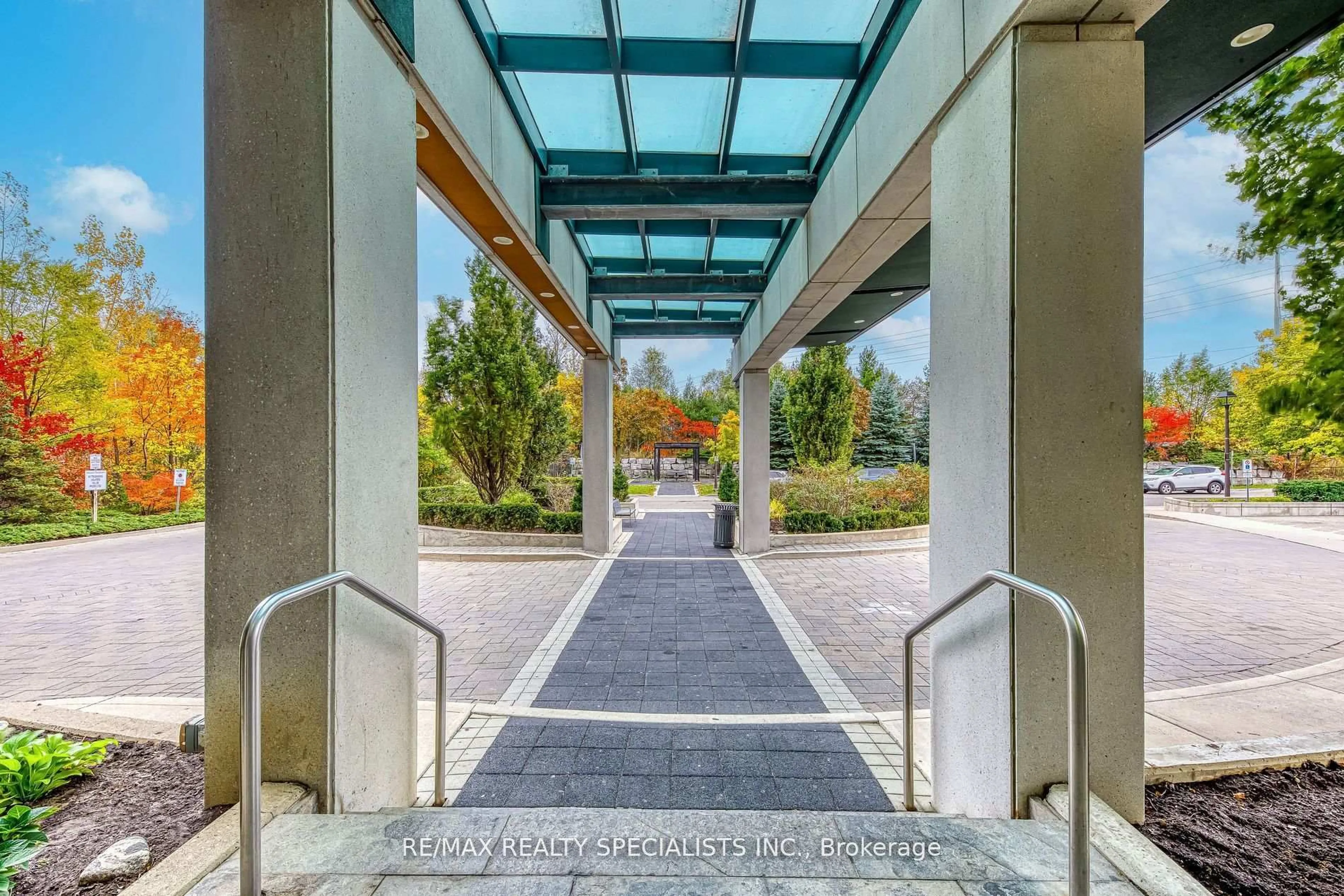 Indoor foyer for 100 John St #1609, Brampton Ontario L6W 0A8