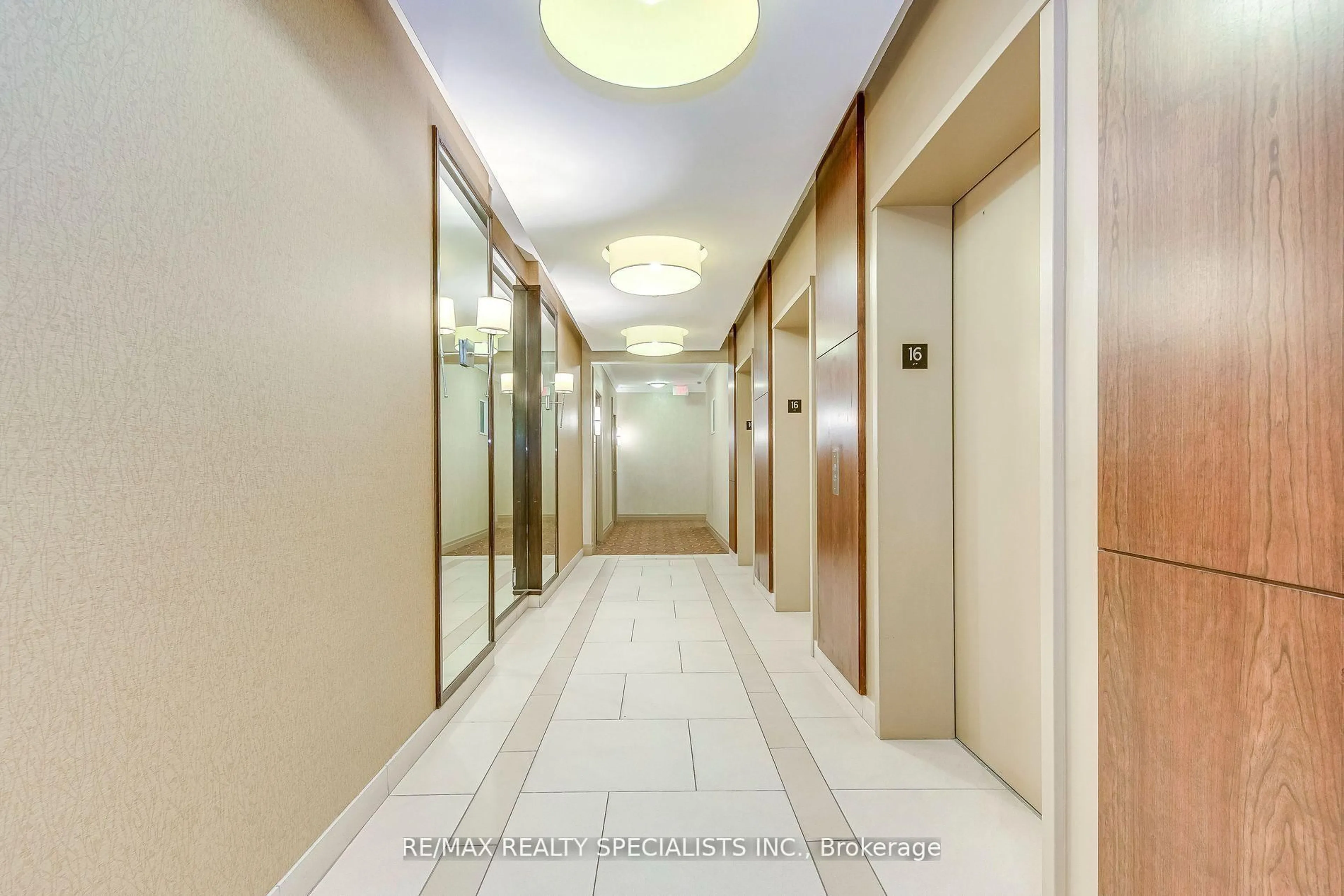 Indoor foyer for 100 John St #1609, Brampton Ontario L6W 0A8