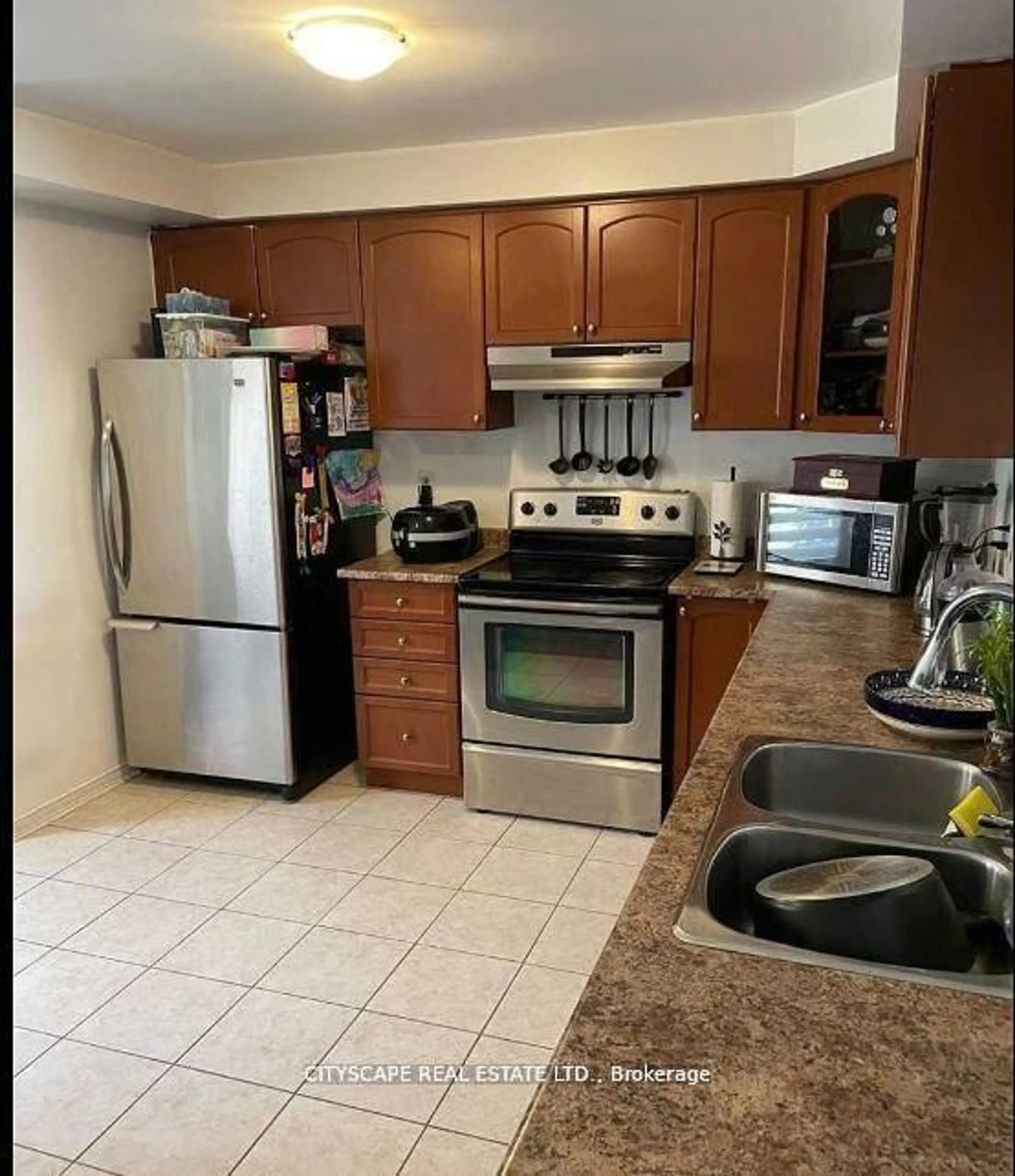Standard kitchen, unknown for 5725 Tenth Line #7, Mississauga Ontario L5M 0P7