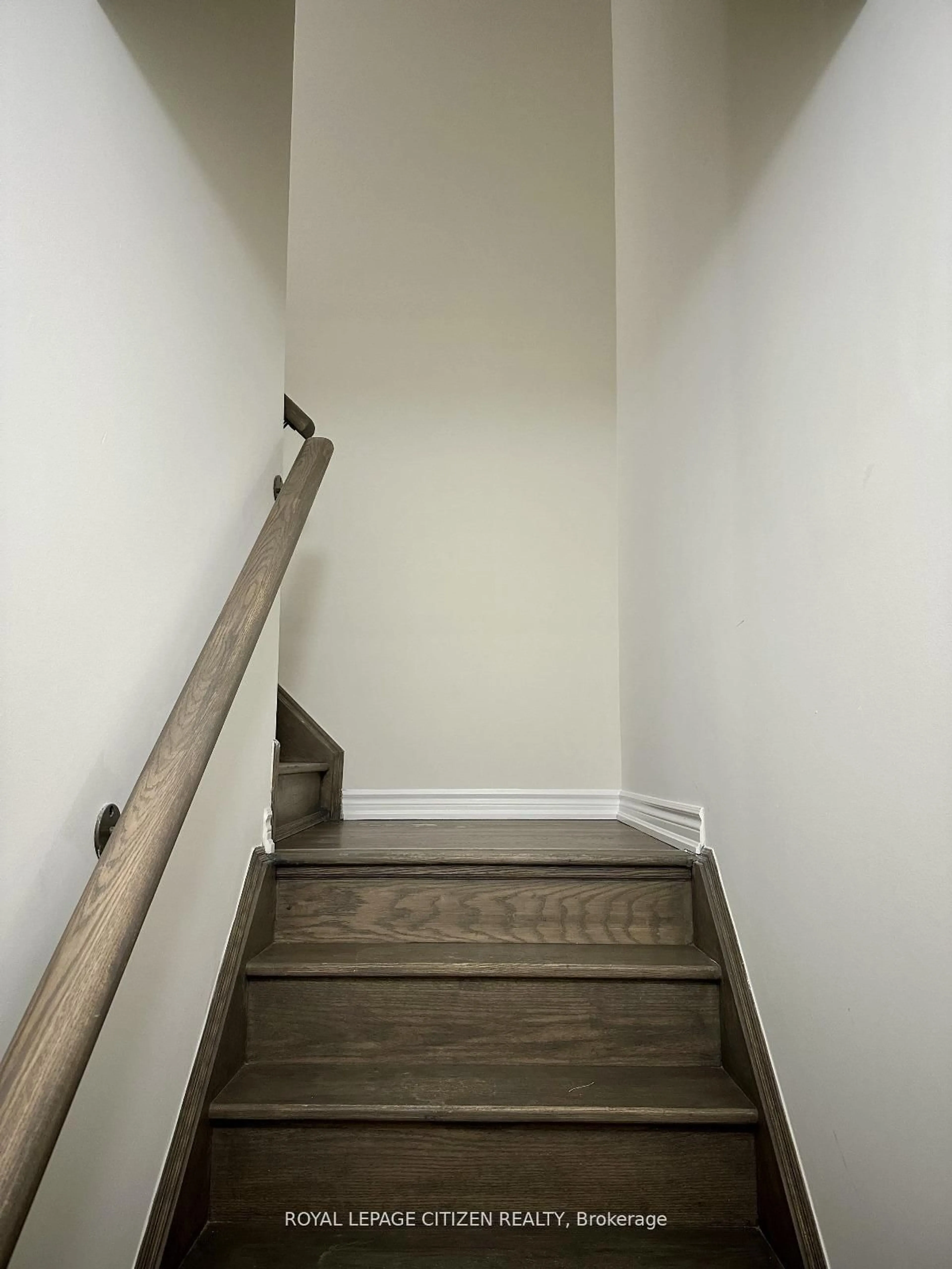 Stairs for 70 Halliford Pl, Brampton Ontario L6P 4R1