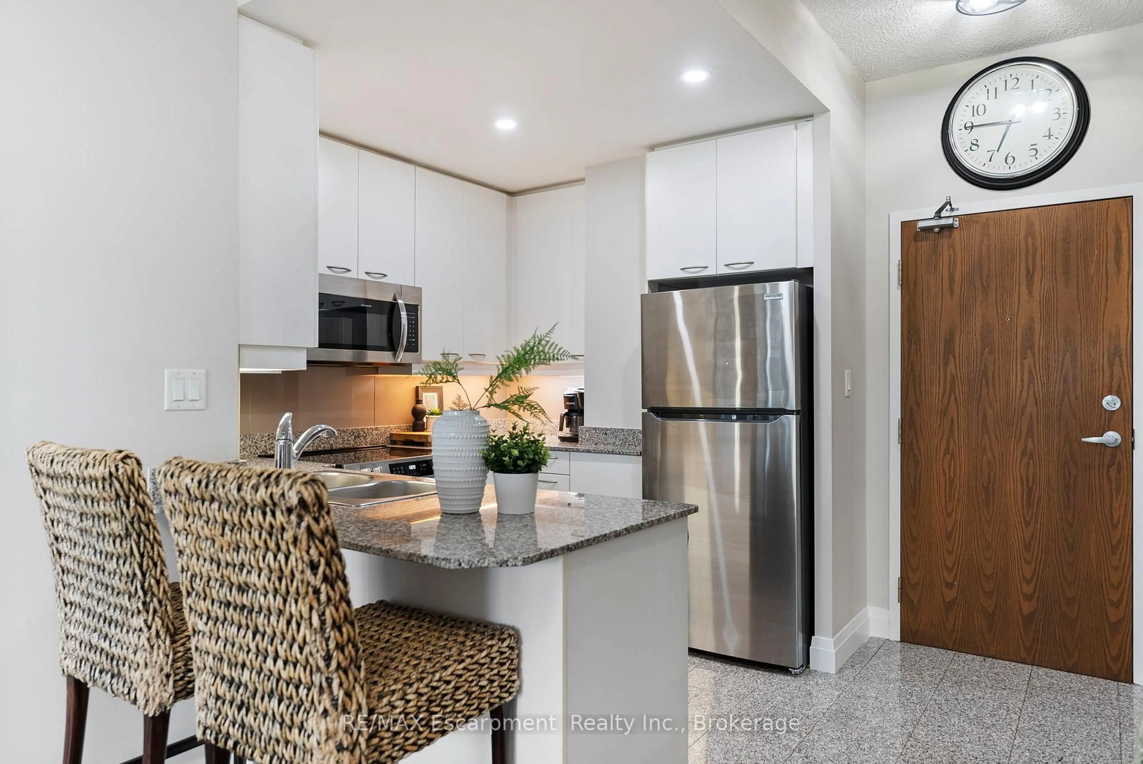 Open concept kitchen, ceramic/tile floor for 88 Palace Pier #902, Toronto Ontario M8V 3W9