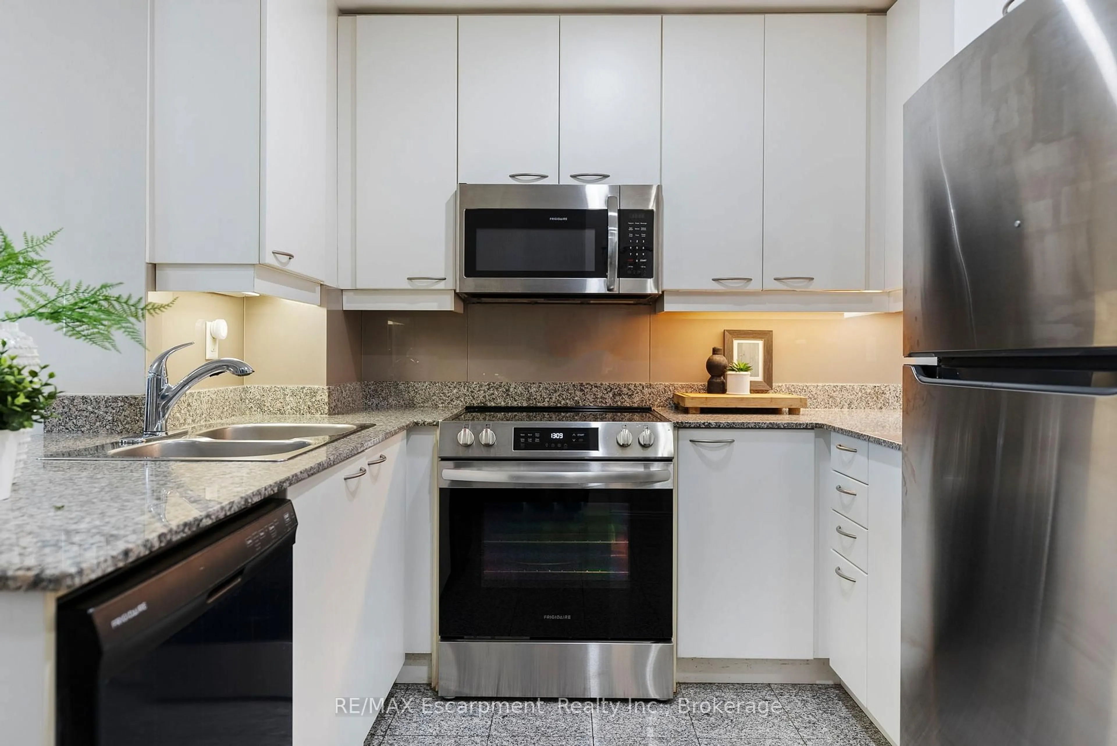 Standard kitchen, ceramic/tile floor for 88 Palace Pier #902, Toronto Ontario M8V 3W9