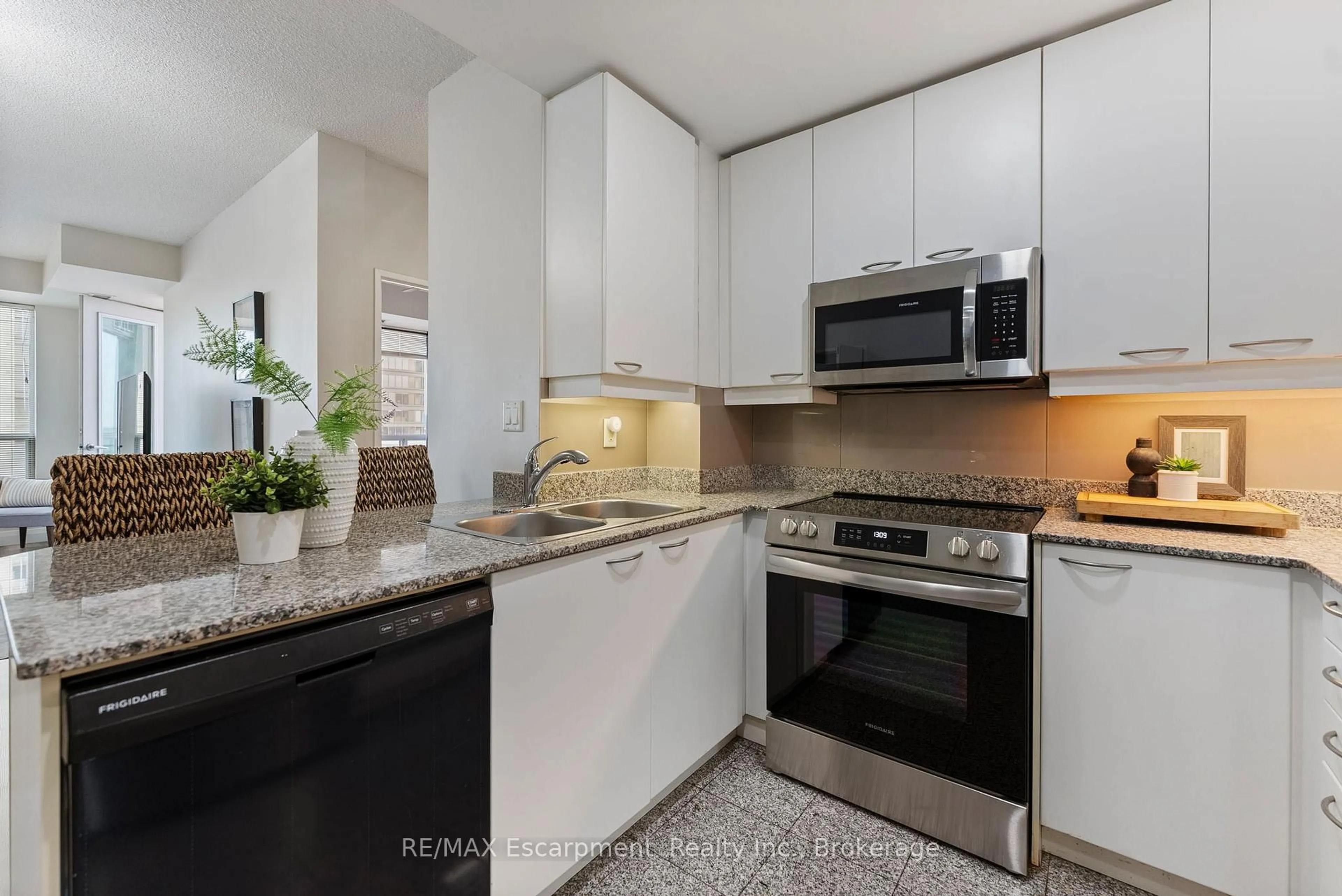 Standard kitchen, ceramic/tile floor for 88 Palace Pier #902, Toronto Ontario M8V 3W9