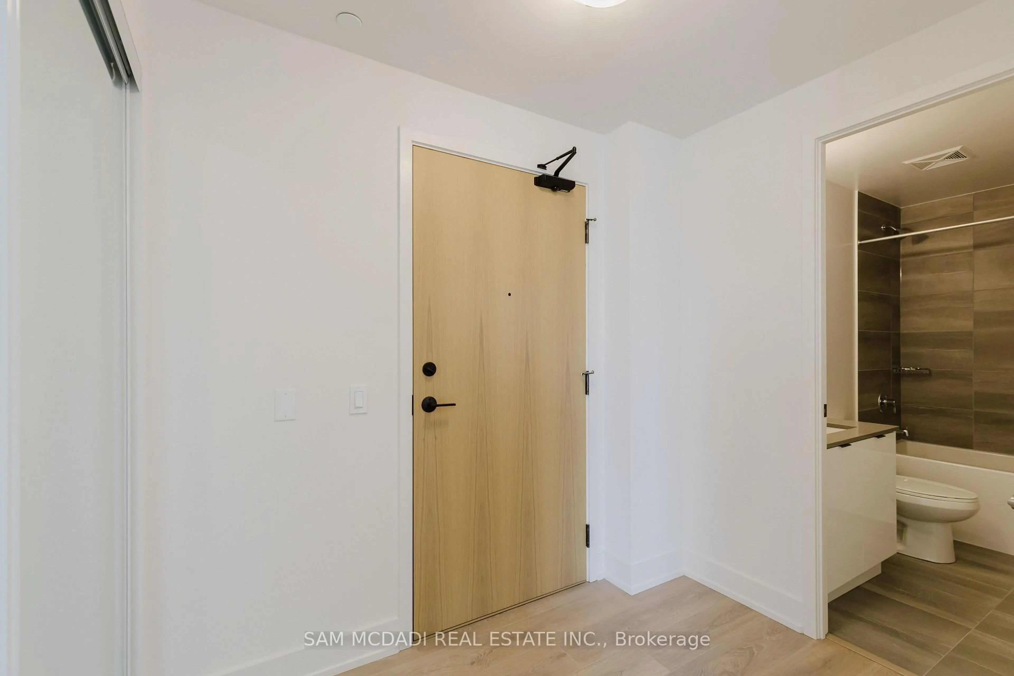 Indoor entryway for 202 Burnhamthorpe Rd #2003, Mississauga Ontario L5A 0B2