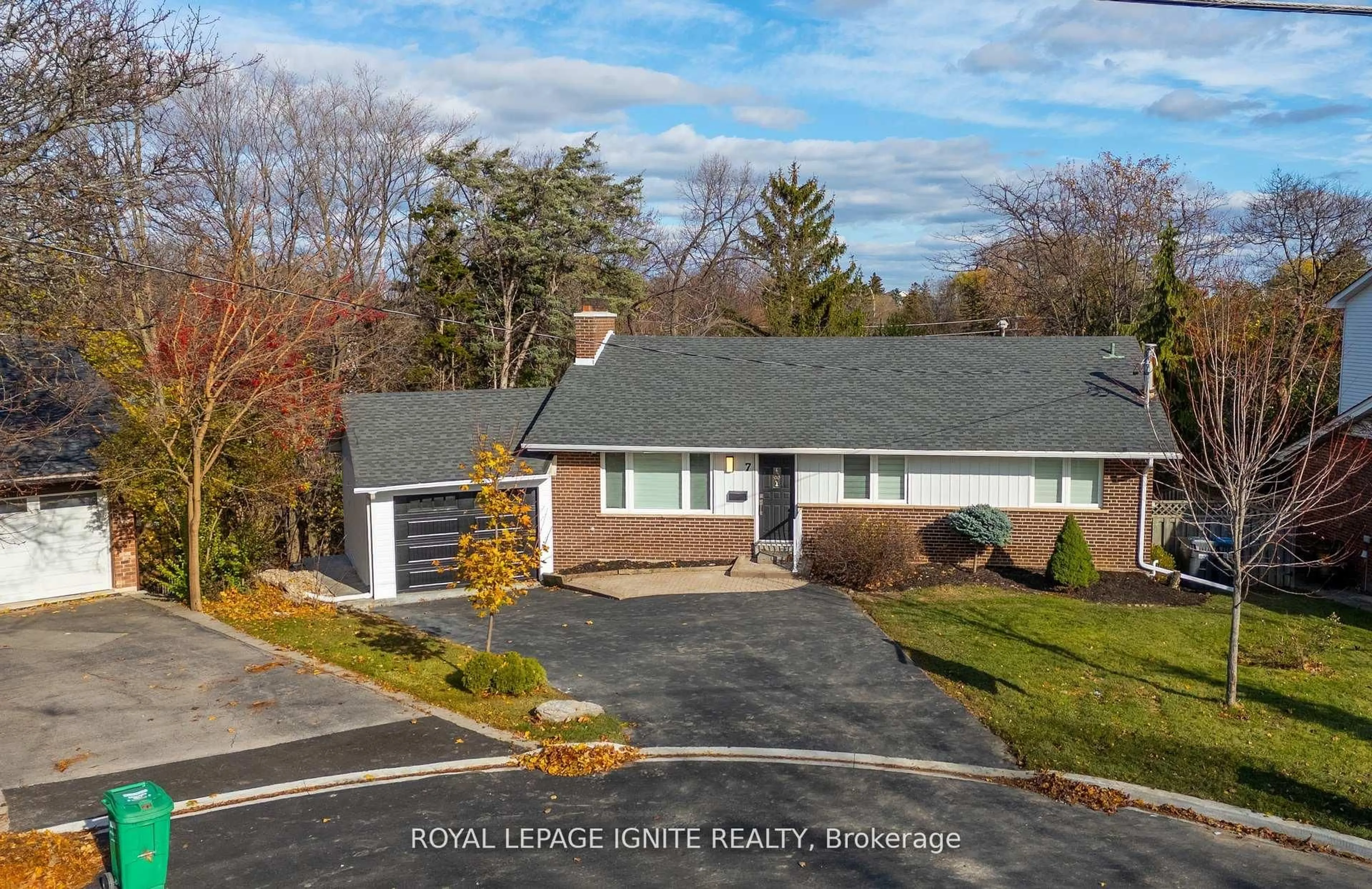 A pic from outside/outdoor area/front of a property/back of a property/a pic from drone, street for 7 Isherwood Crt, Mississauga Ontario L5M 1E6