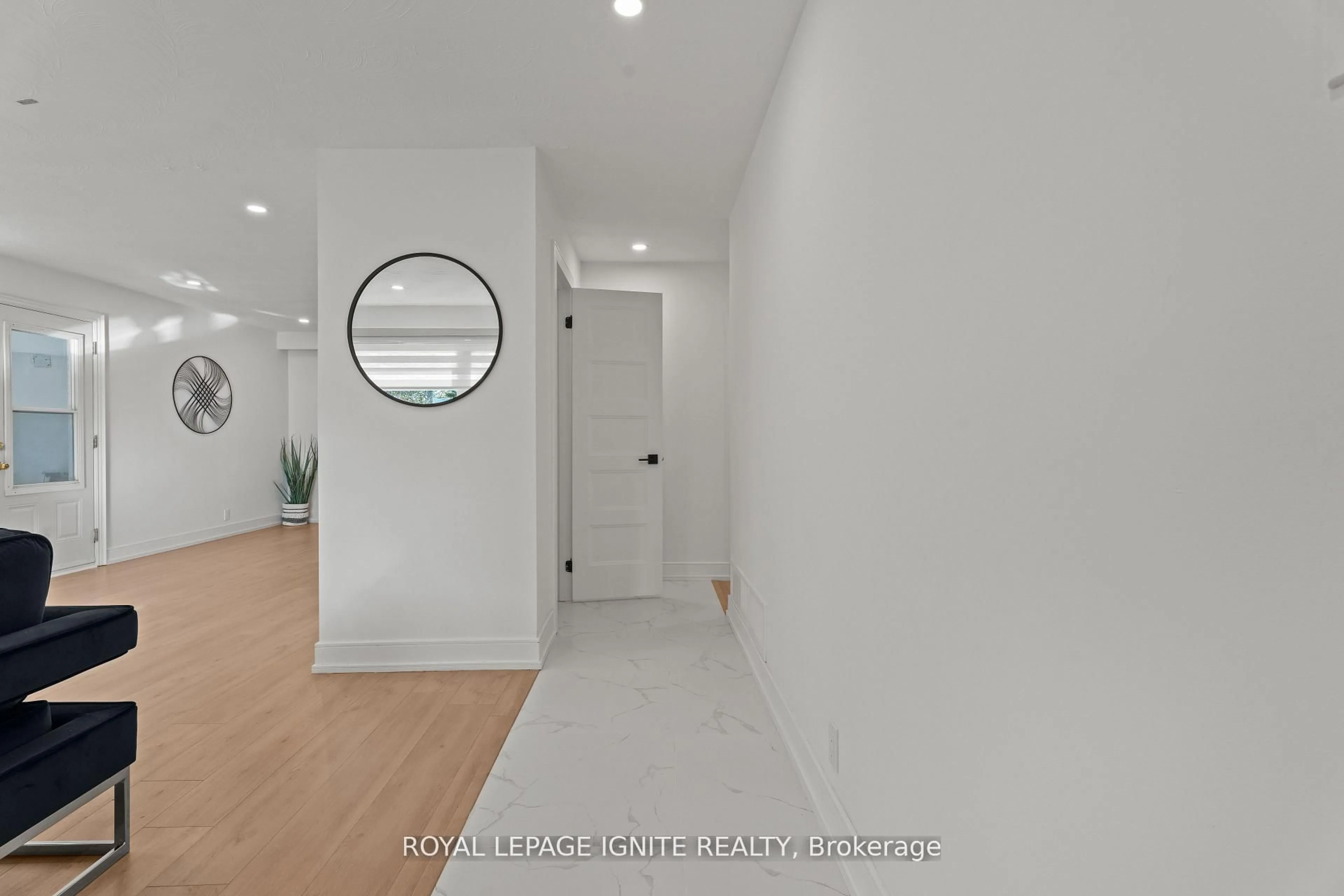 Indoor entryway for 7 Isherwood Crt, Mississauga Ontario L5M 1E6