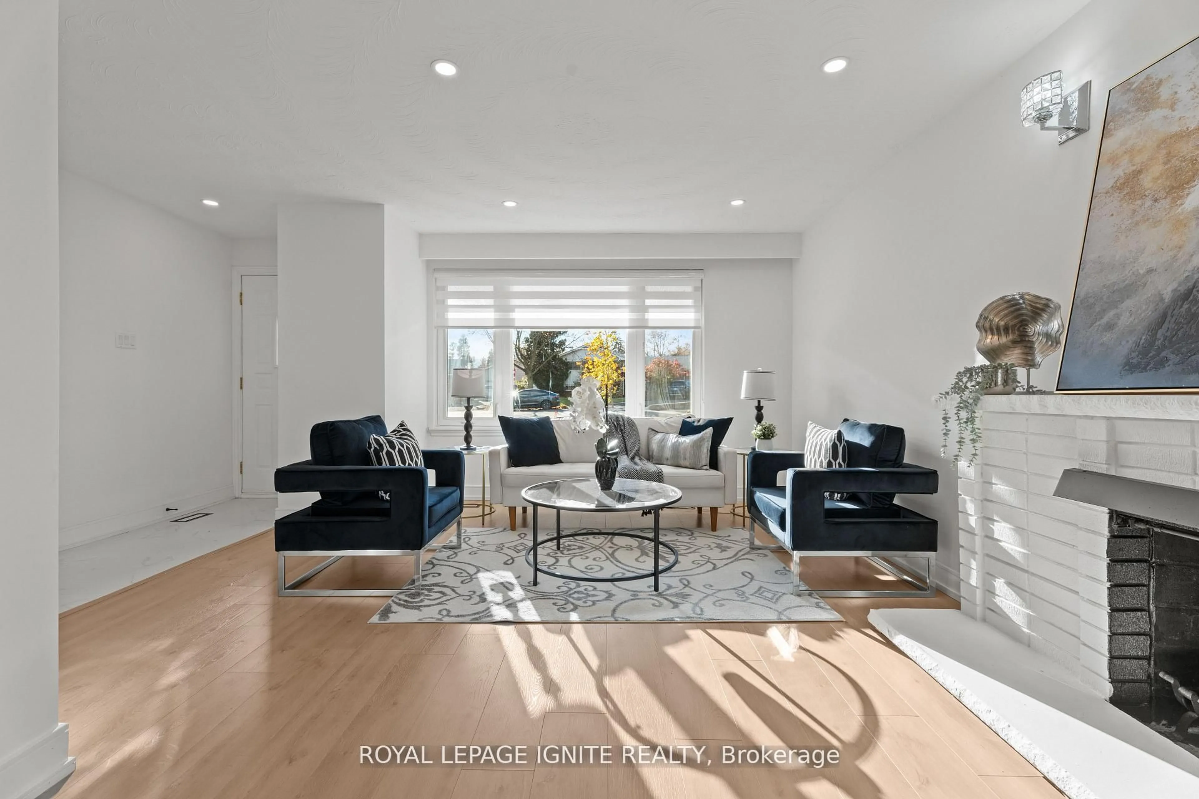 Living room with furniture, unknown for 7 Isherwood Crt, Mississauga Ontario L5M 1E6