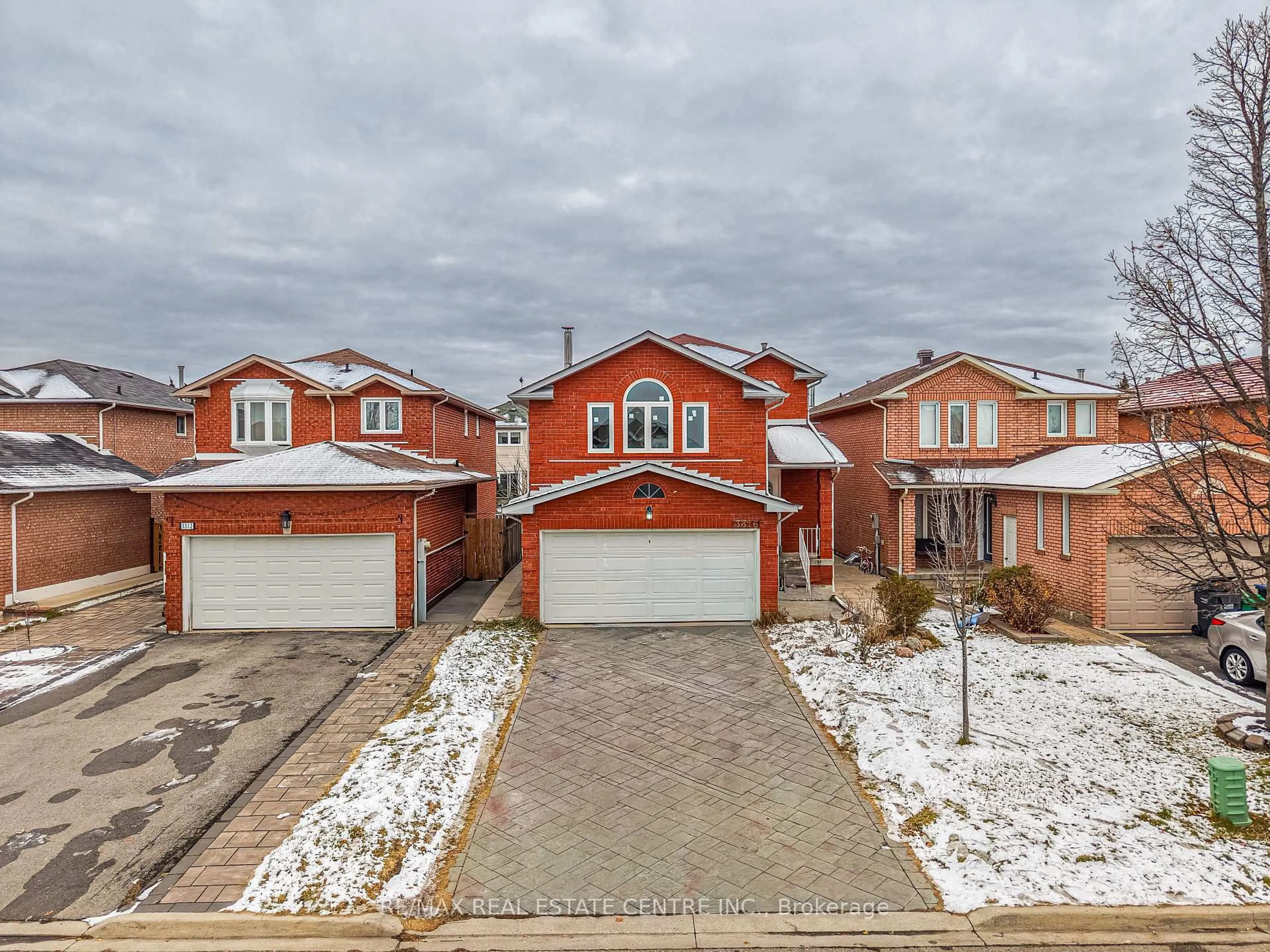 A pic from outside/outdoor area/front of a property/back of a property/a pic from drone, street for 3316 Lady Slipper Crt, Mississauga Ontario L5N 6A9