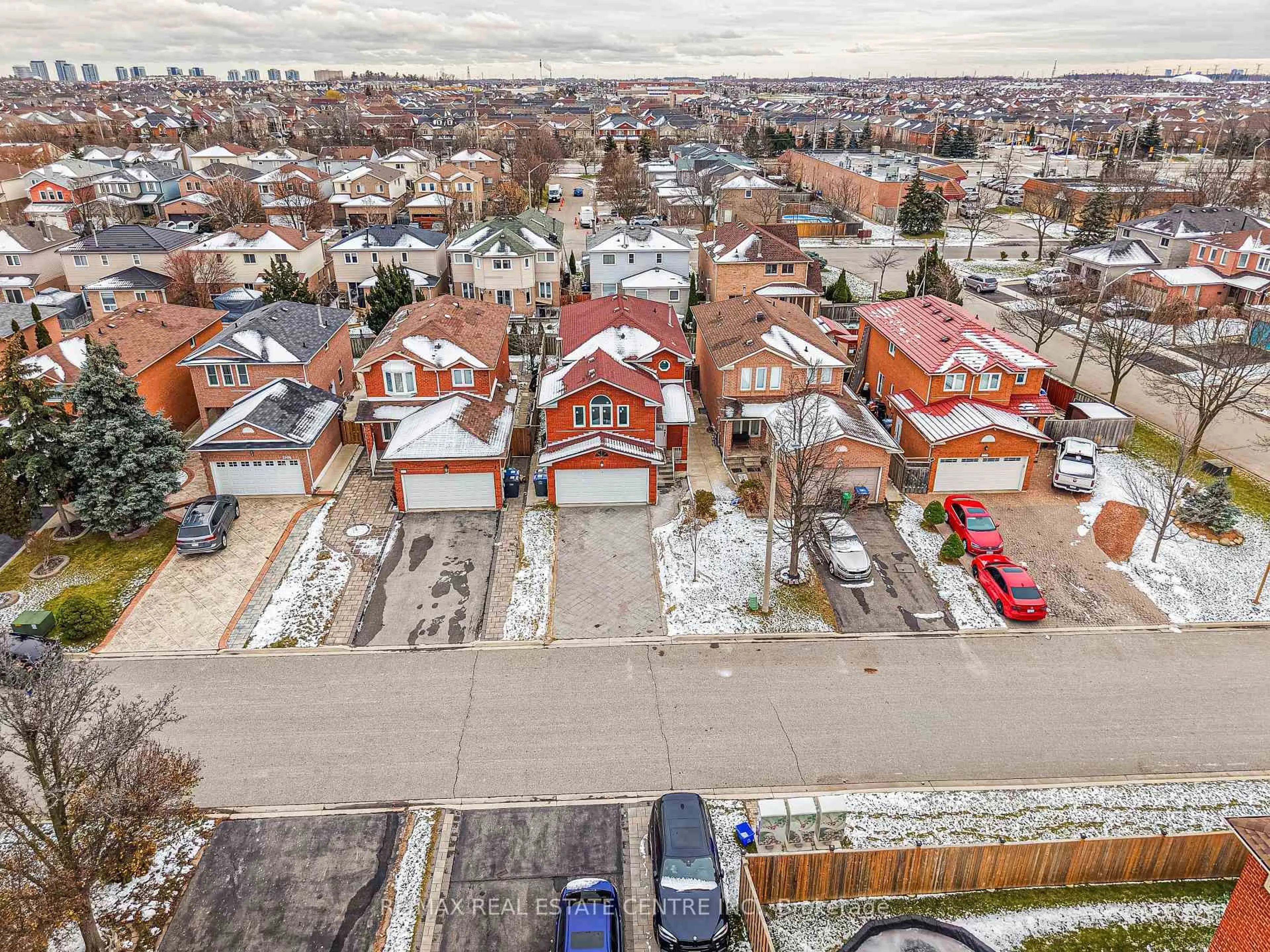 A pic from outside/outdoor area/front of a property/back of a property/a pic from drone, street for 3316 Lady Slipper Crt, Mississauga Ontario L5N 6A9