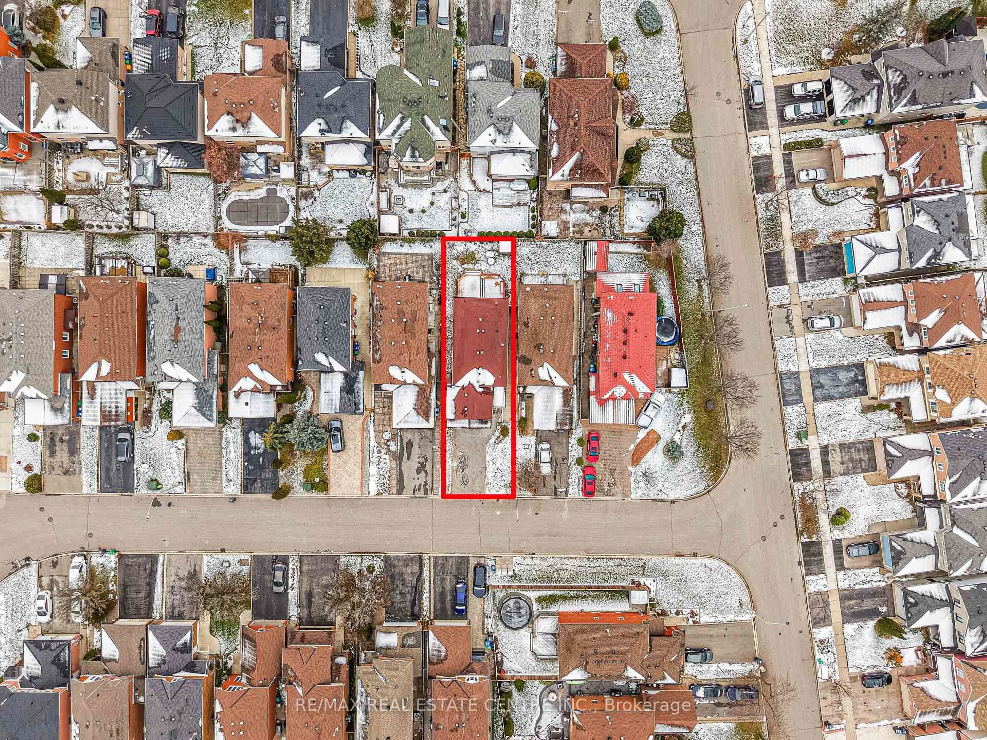 A pic from outside/outdoor area/front of a property/back of a property/a pic from drone, street for 3316 Lady Slipper Crt, Mississauga Ontario L5N 6A9