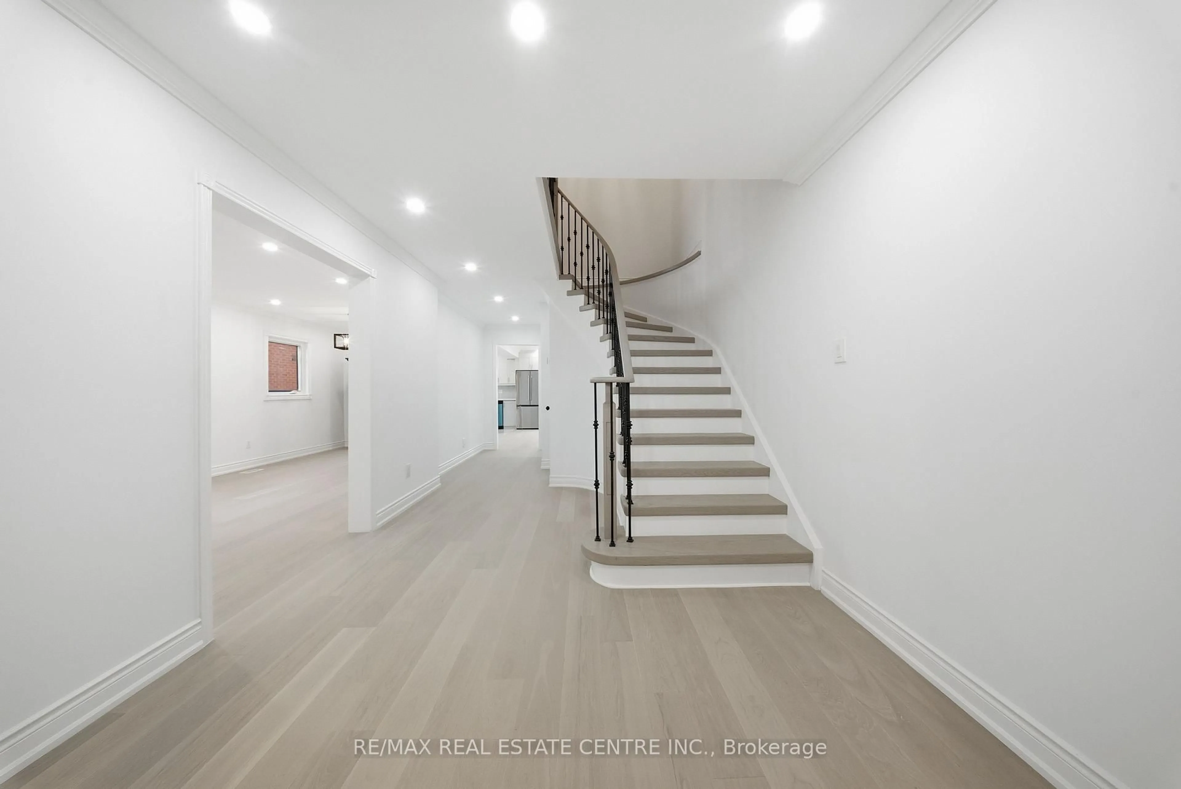 Indoor foyer for 3316 Lady Slipper Crt, Mississauga Ontario L5N 6A9