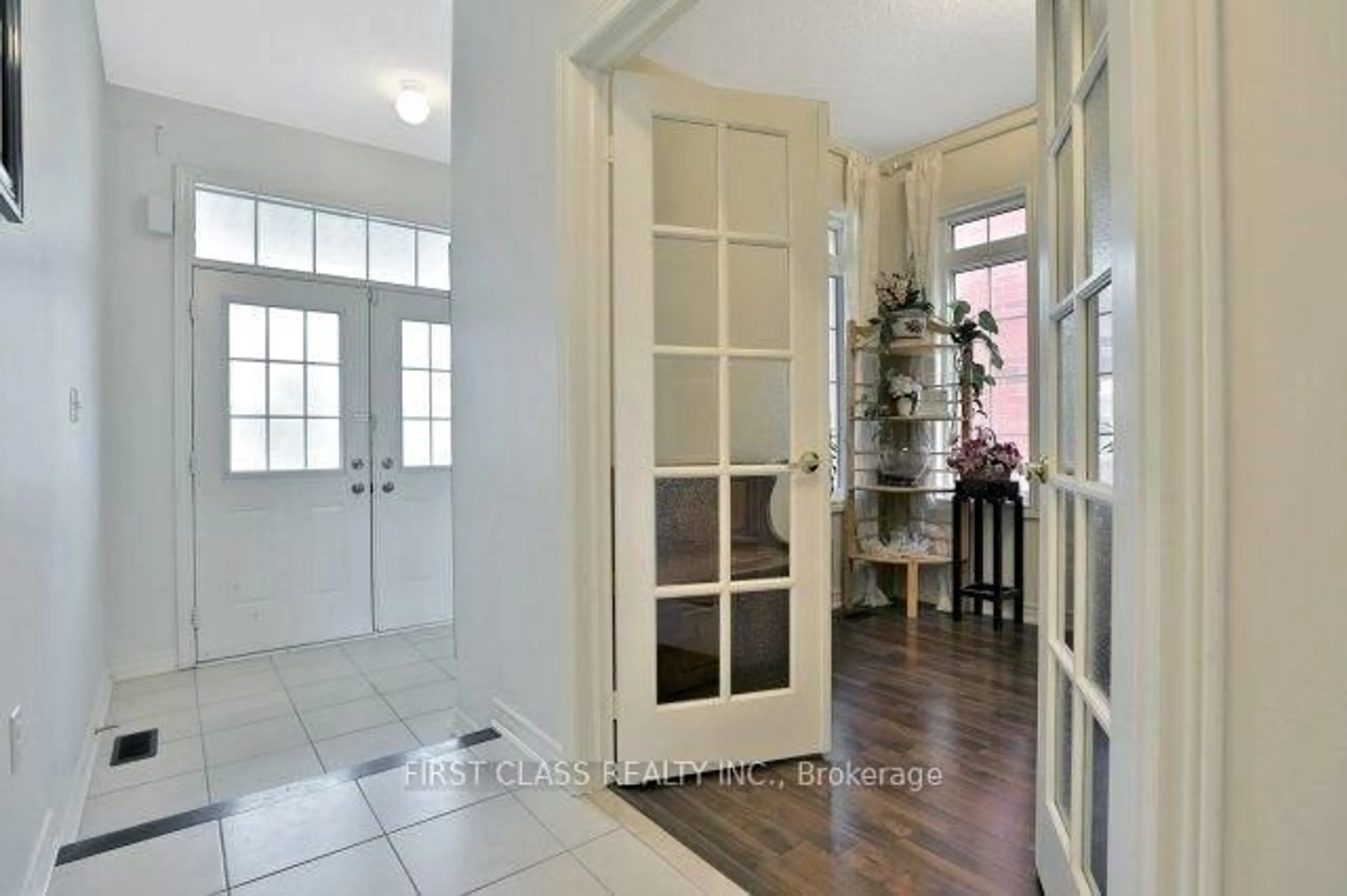 Indoor entryway for 470 Harkin Pl, Milton Ontario L9T 7Y1
