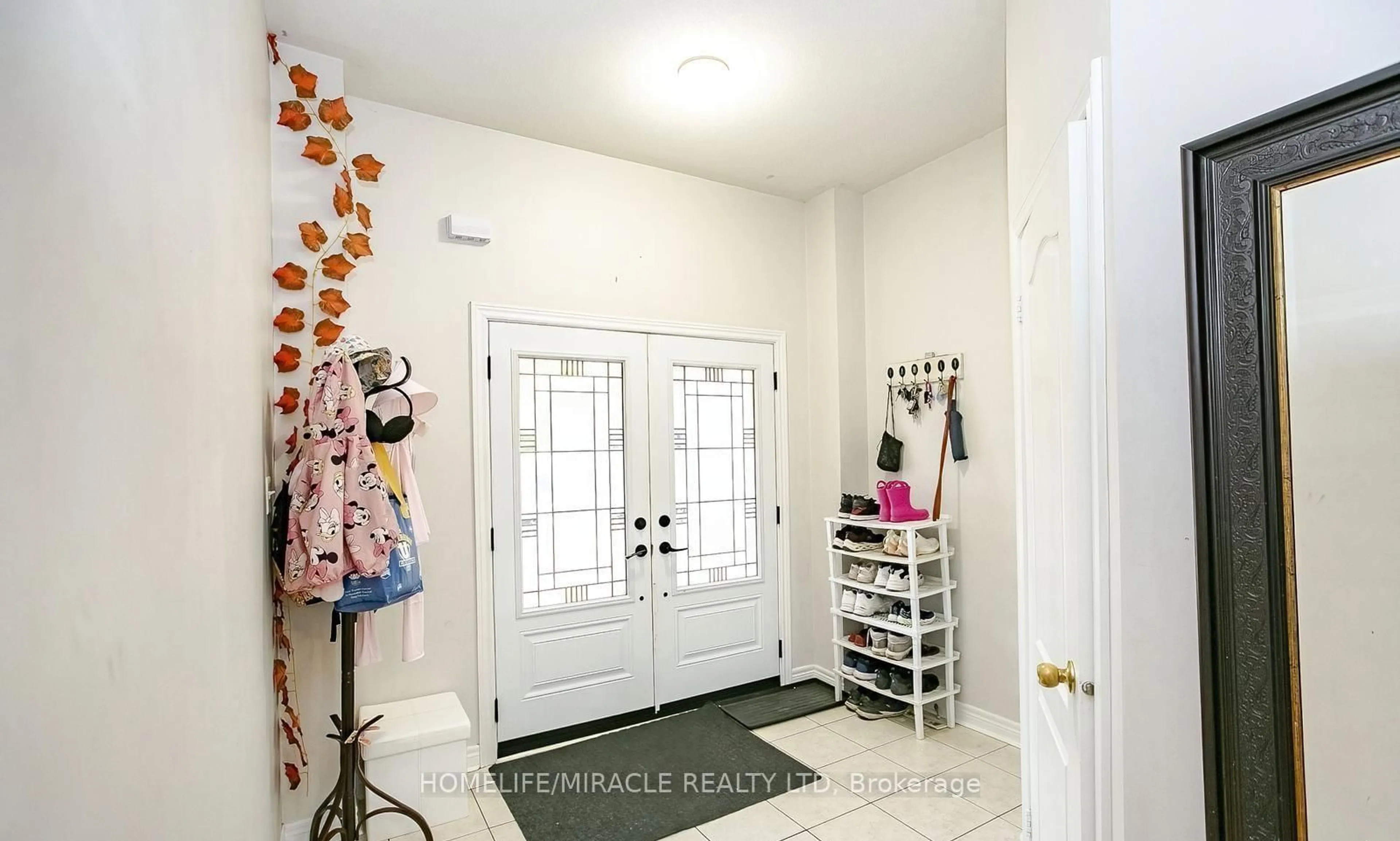 Indoor entryway for 20 Oblate Cres, Brampton Ontario L6Y 0K2