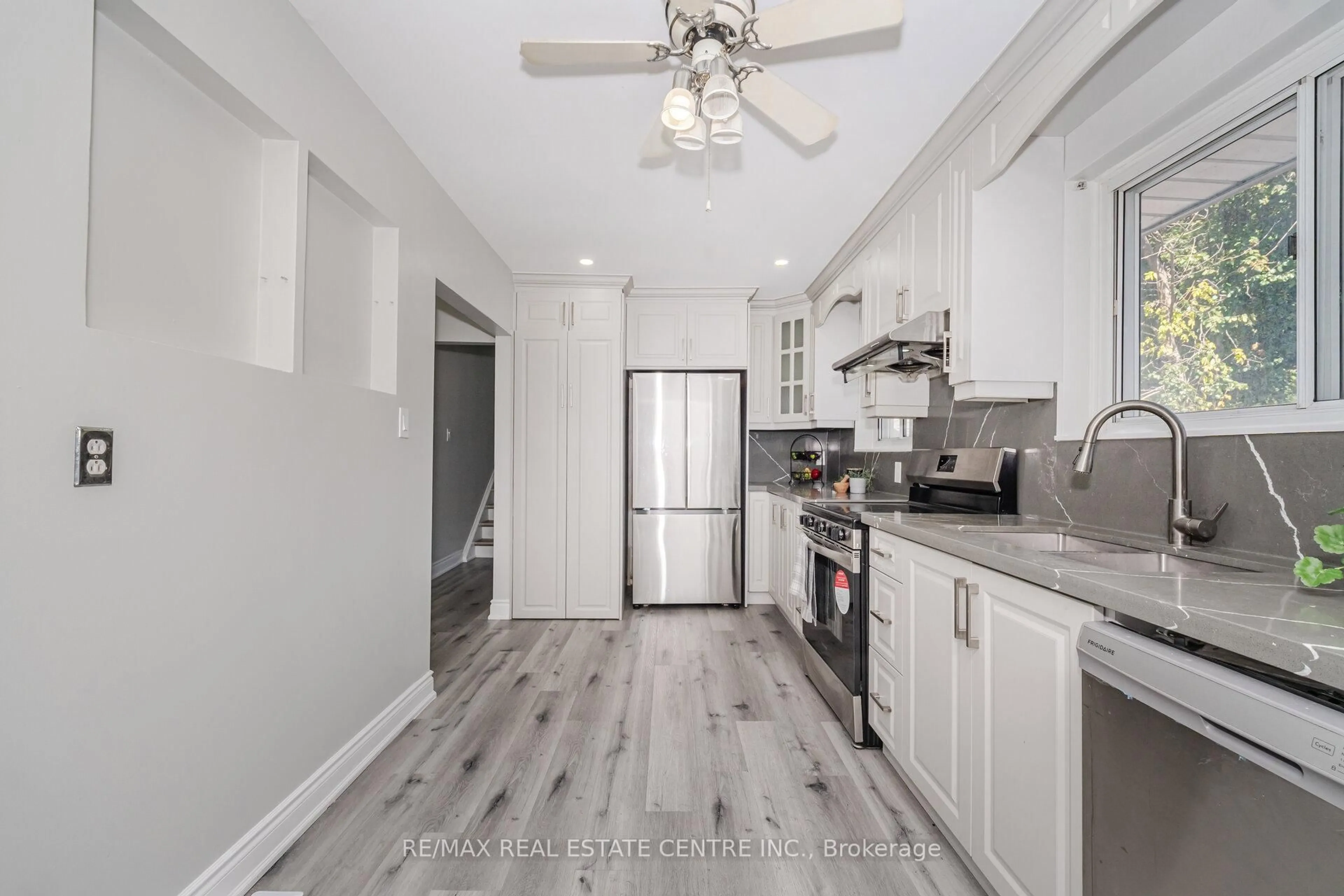 Open concept kitchen, unknown for 34 windermere Crt, Brampton Ontario L6X 2L6