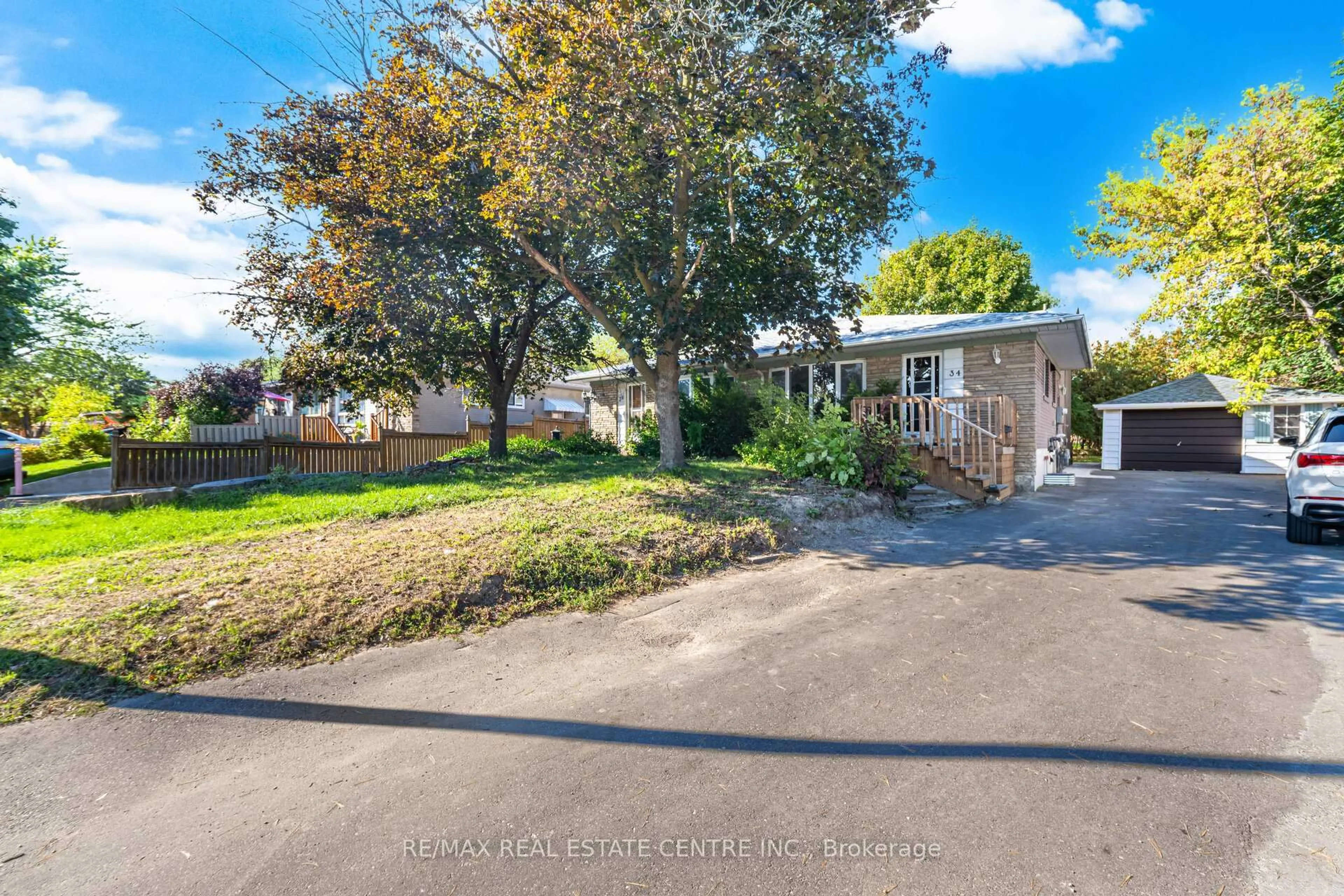 A pic from outside/outdoor area/front of a property/back of a property/a pic from drone, street for 34 windermere Crt, Brampton Ontario L6X 2L6