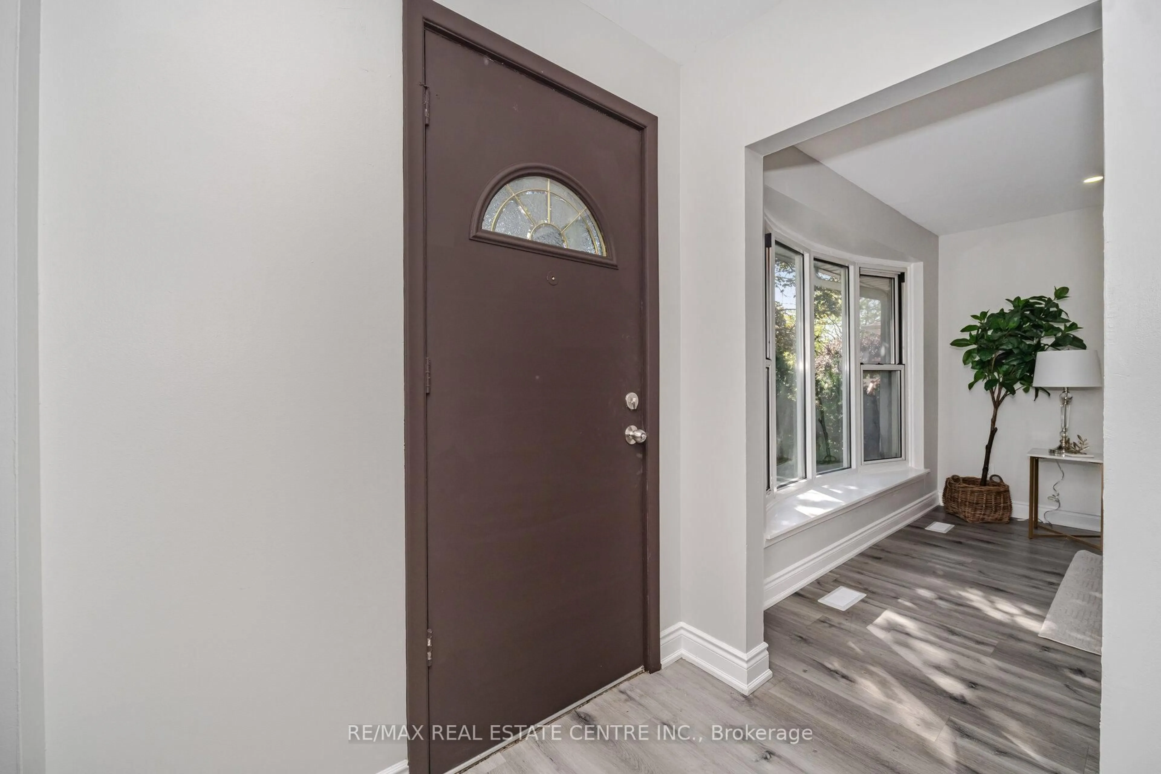 Indoor entryway for 34 windermere Crt, Brampton Ontario L6X 2L6