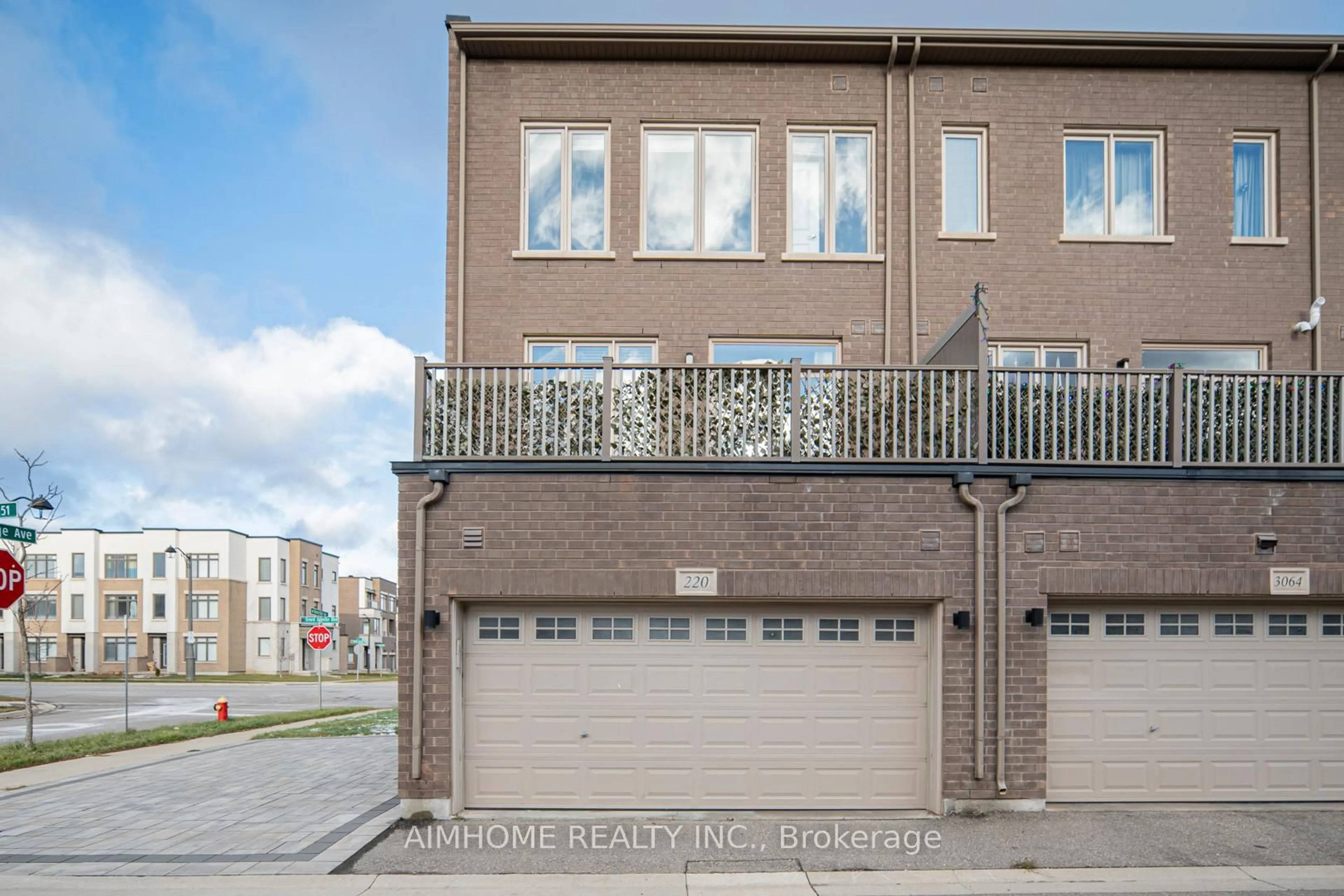 A pic from outside/outdoor area/front of a property/back of a property/a pic from drone, street for 220 Beaveridge Ave, Oakville Ontario L6H 7C3