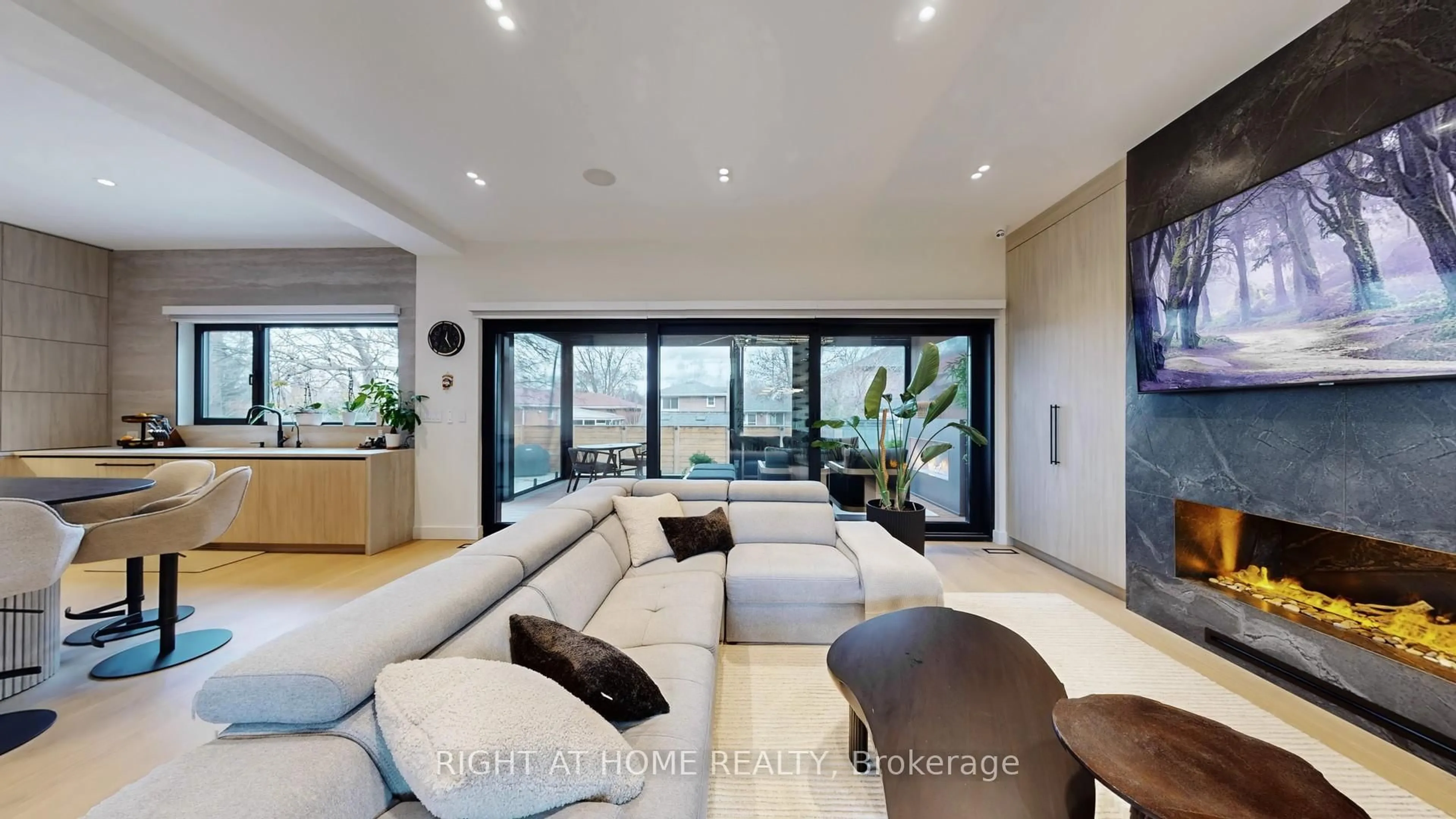 Living room with furniture, unknown for 1609 Ogden Ave, Mississauga Ontario L5E 2J2