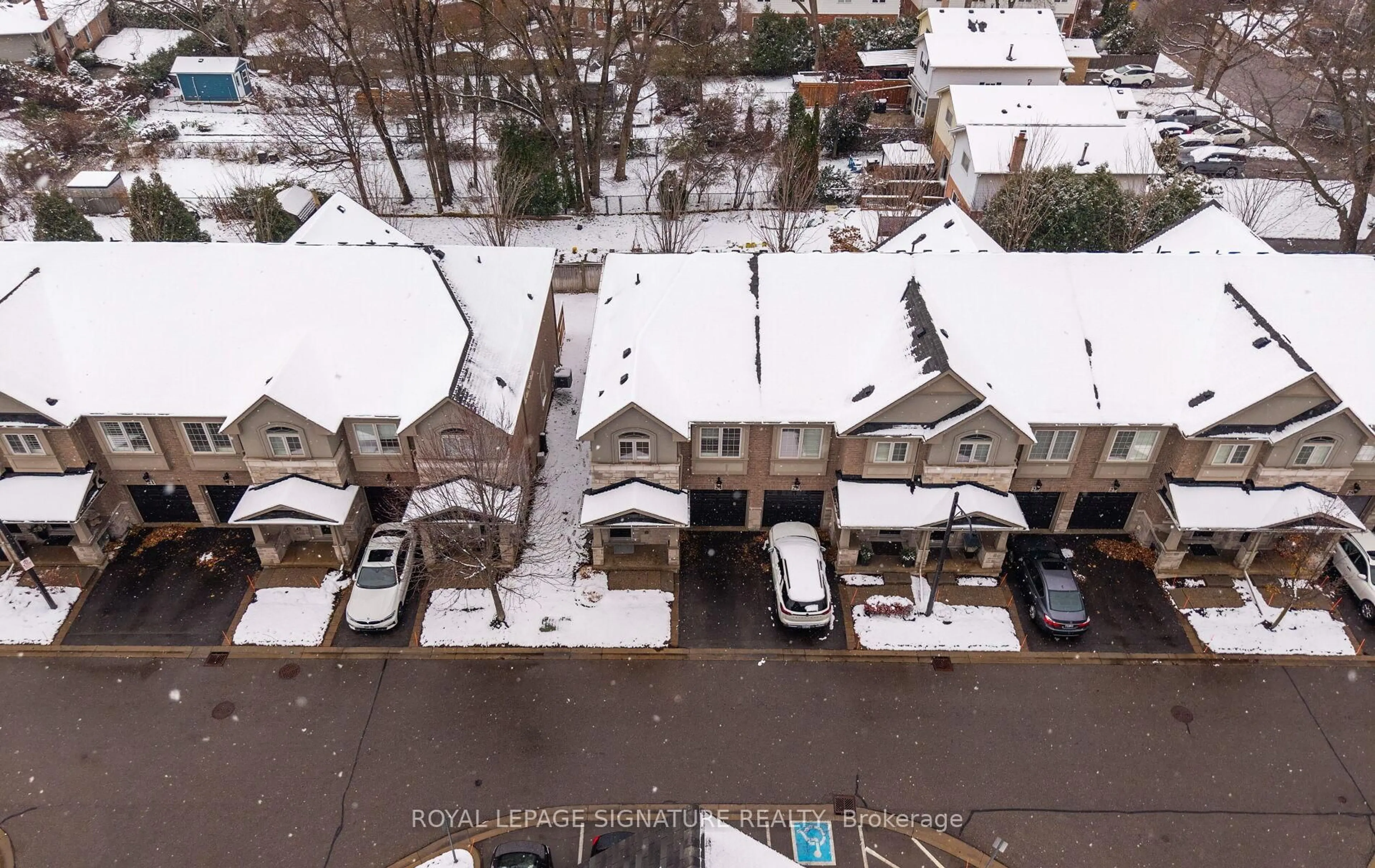 A pic from outside/outdoor area/front of a property/back of a property/a pic from drone, street for 2086 Ghent Ave #24, Burlington Ontario L7R 1Y3