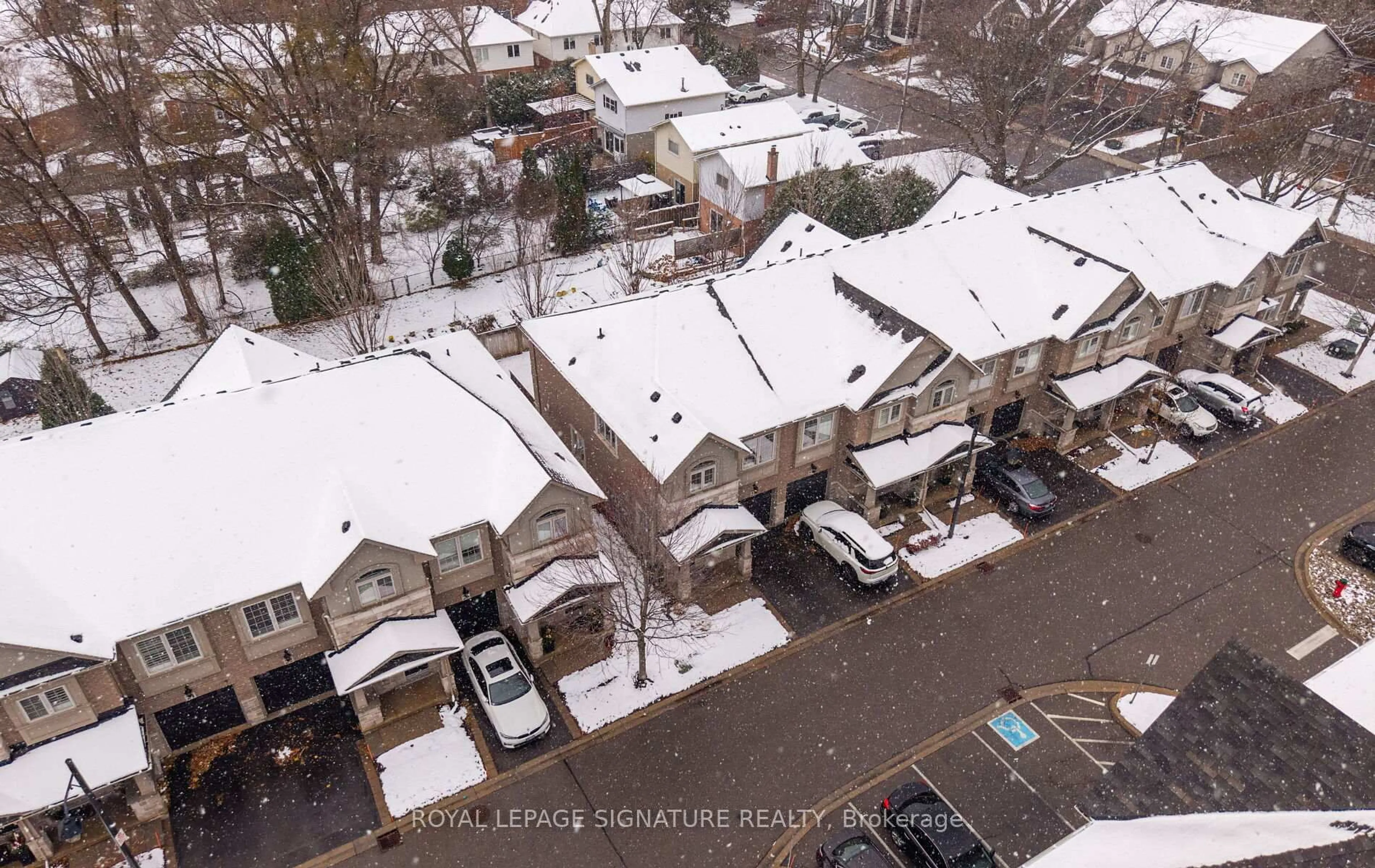 A pic from outside/outdoor area/front of a property/back of a property/a pic from drone, street for 2086 Ghent Ave #24, Burlington Ontario L7R 1Y3
