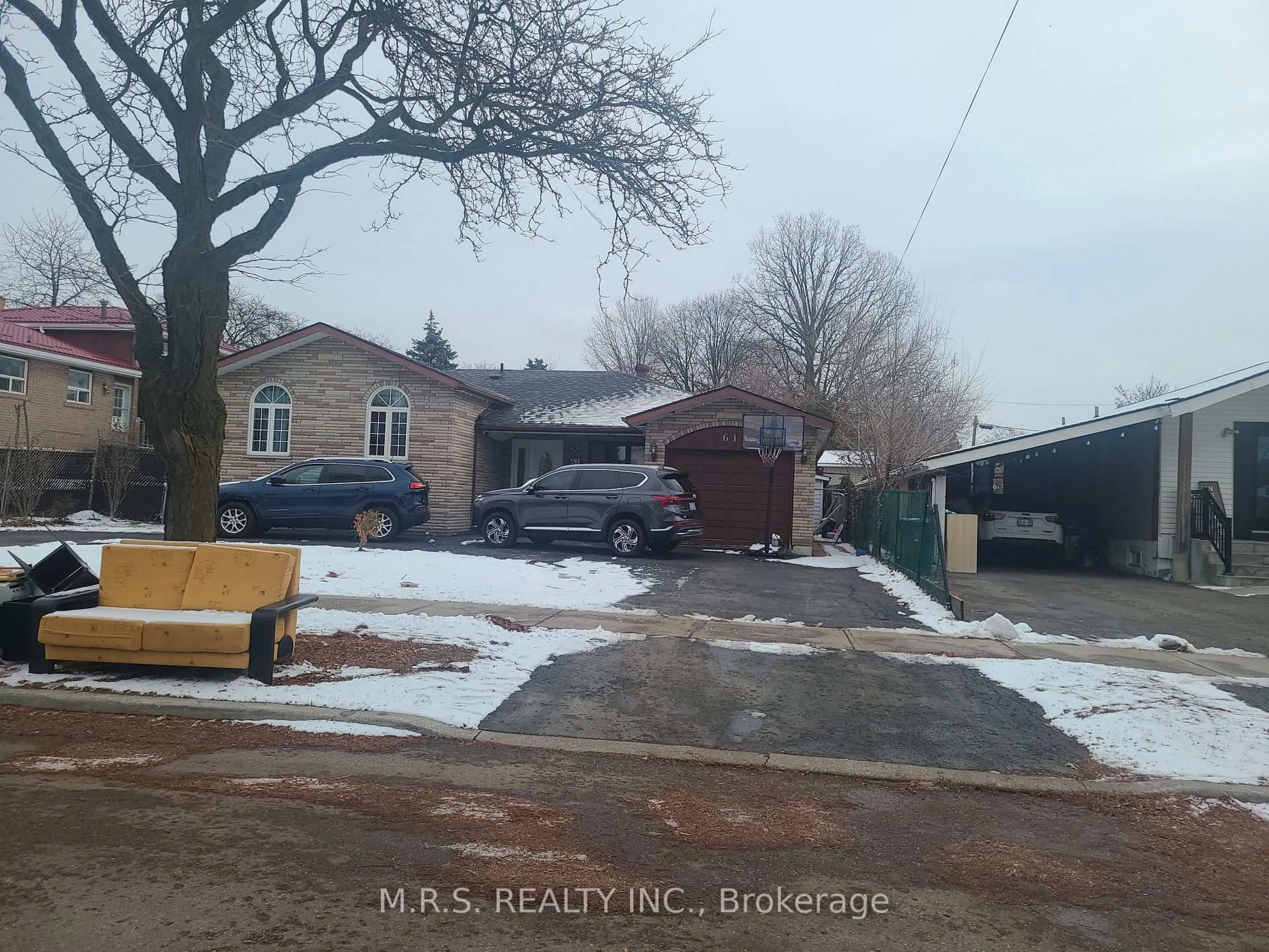 A pic from outside/outdoor area/front of a property/back of a property/a pic from drone, street for 61 Bloomington Cres, Toronto Ontario M3N 1R2