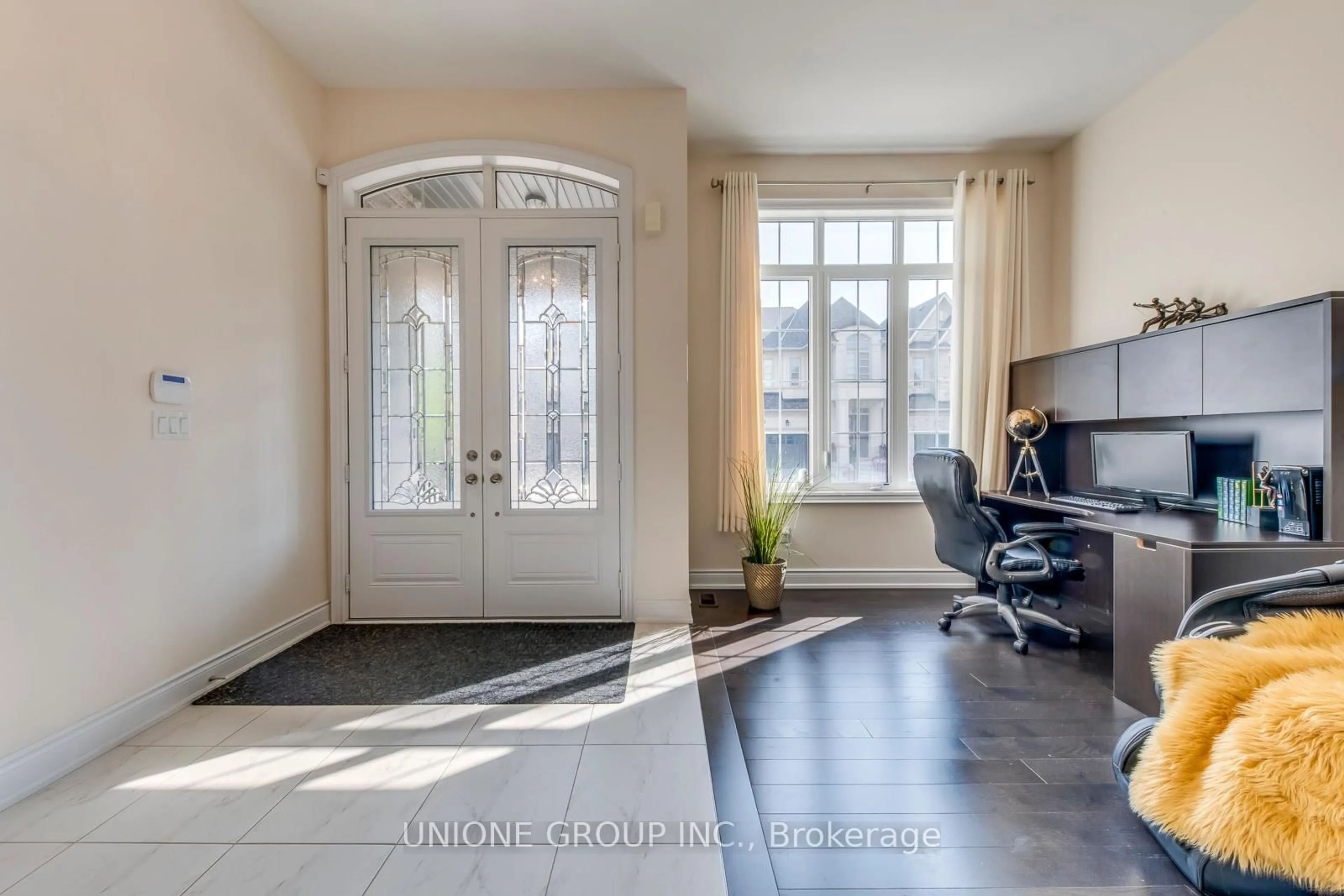 Indoor entryway for 3045 Parsonage Cres, Oakville Ontario L6H 0T9