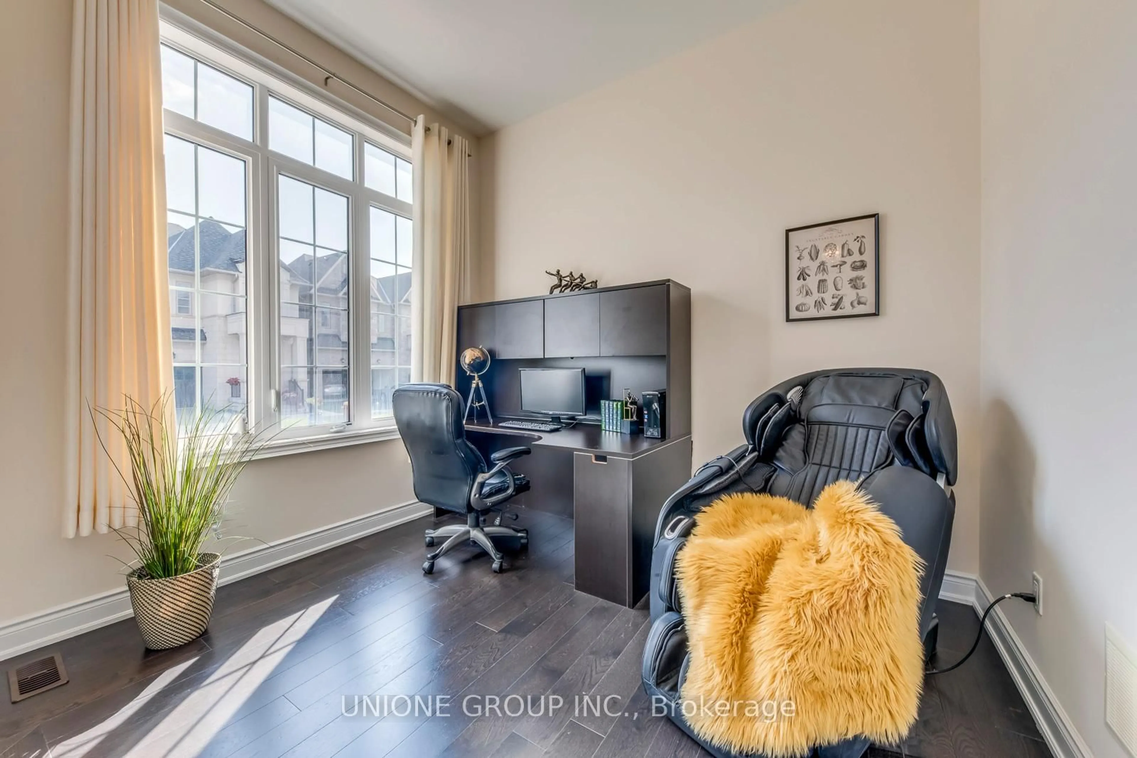 A pic of a room for 3045 Parsonage Cres, Oakville Ontario L6H 0T9