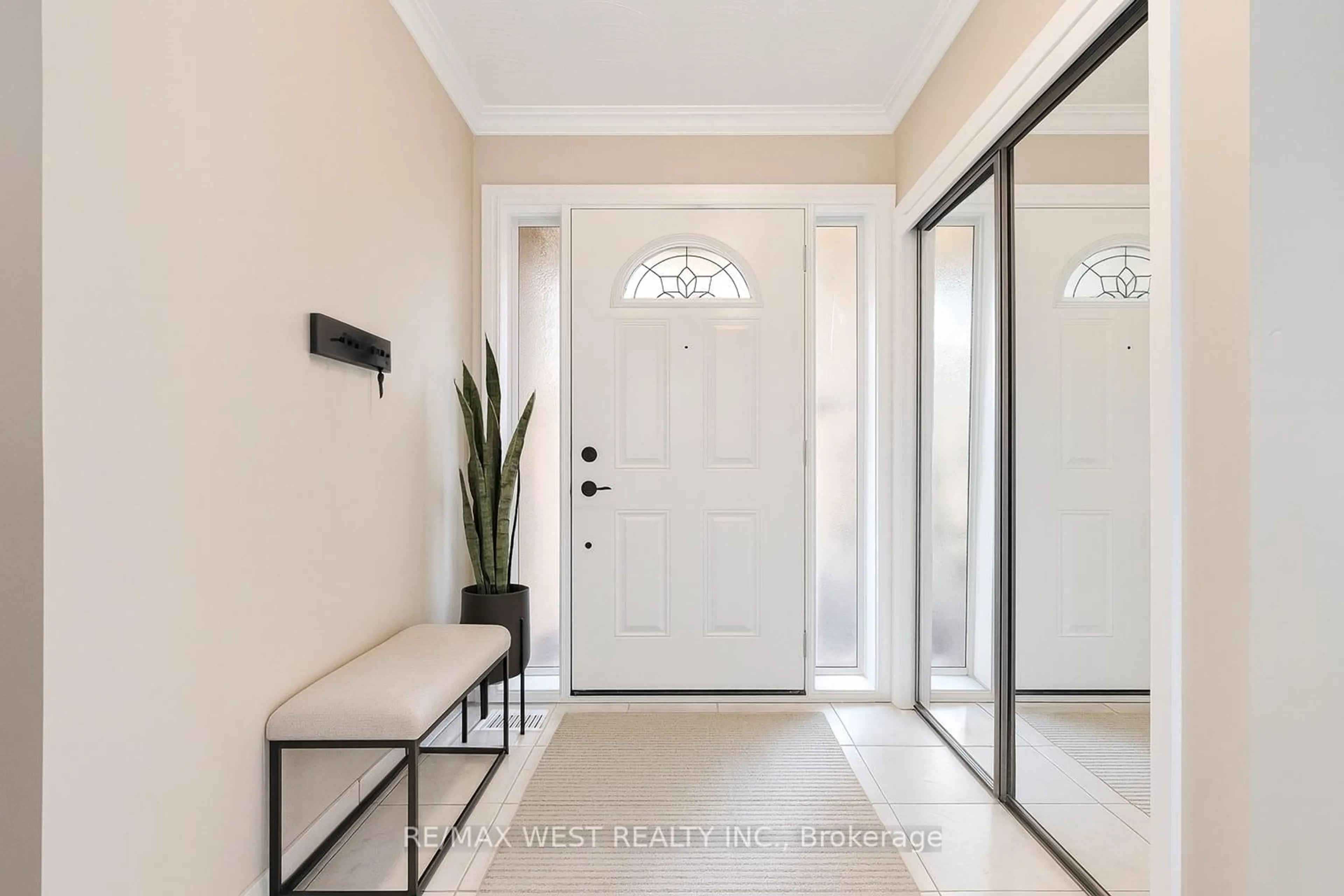 Indoor entryway for 5 Henley Cres, Toronto Ontario M9W 2W8