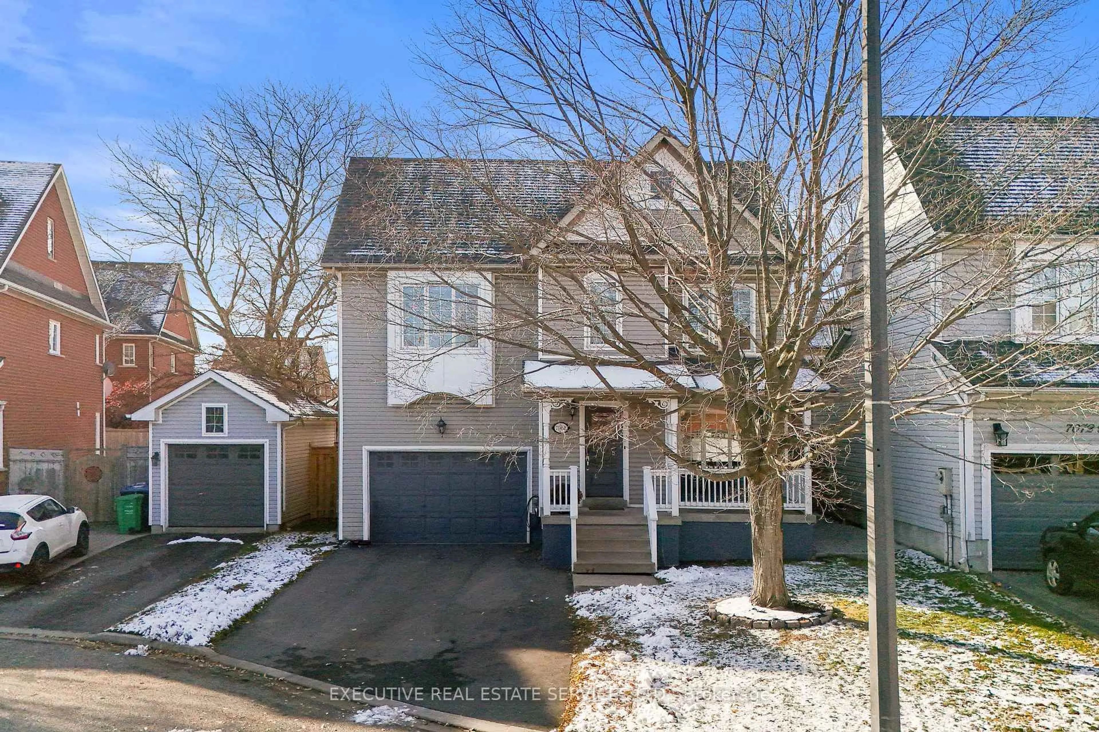 A pic from outside/outdoor area/front of a property/back of a property/a pic from drone, street for 7068 Bannockburn Crt, Mississauga Ontario L5N 7L5