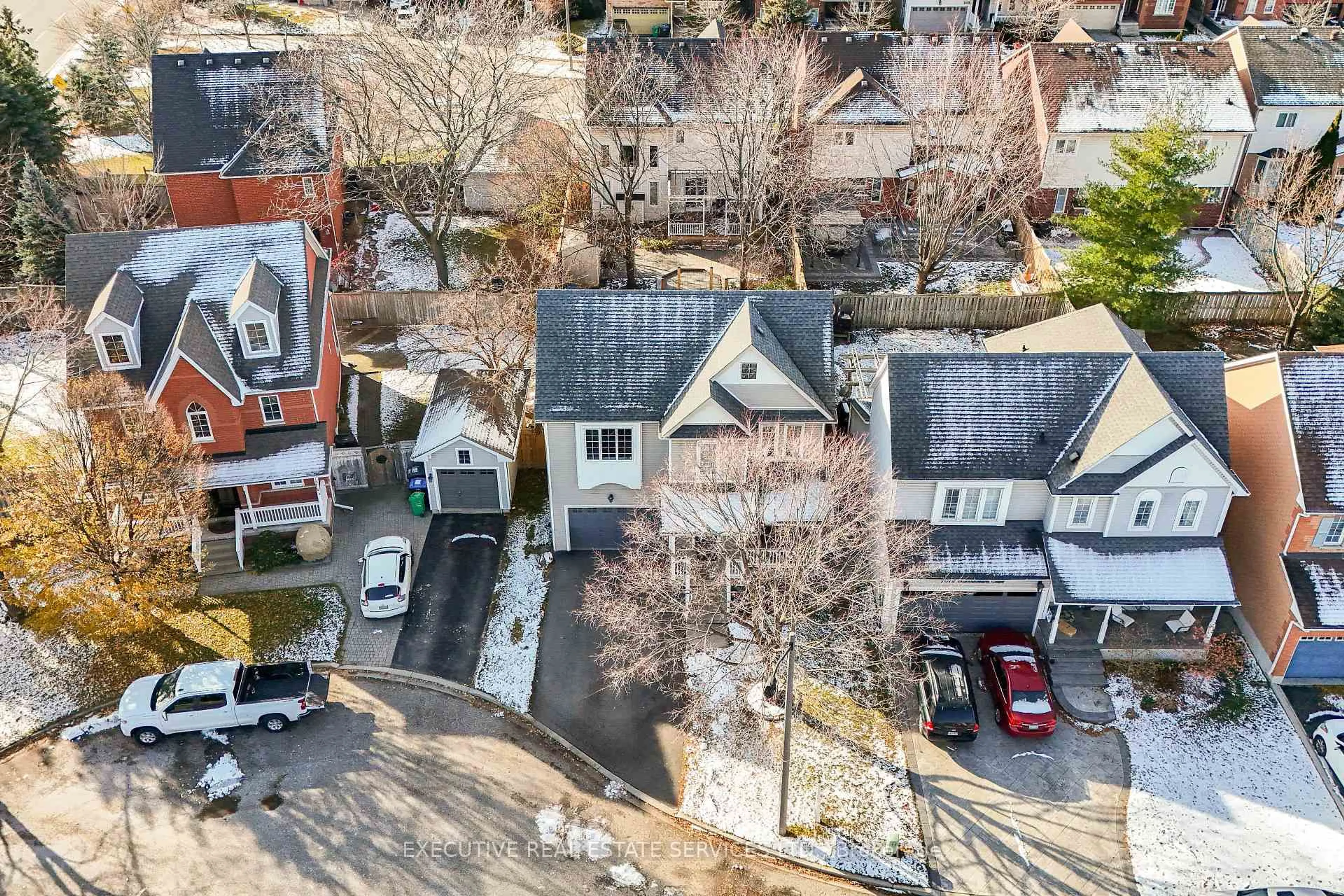 A pic from outside/outdoor area/front of a property/back of a property/a pic from drone, street for 7068 Bannockburn Crt, Mississauga Ontario L5N 7L5