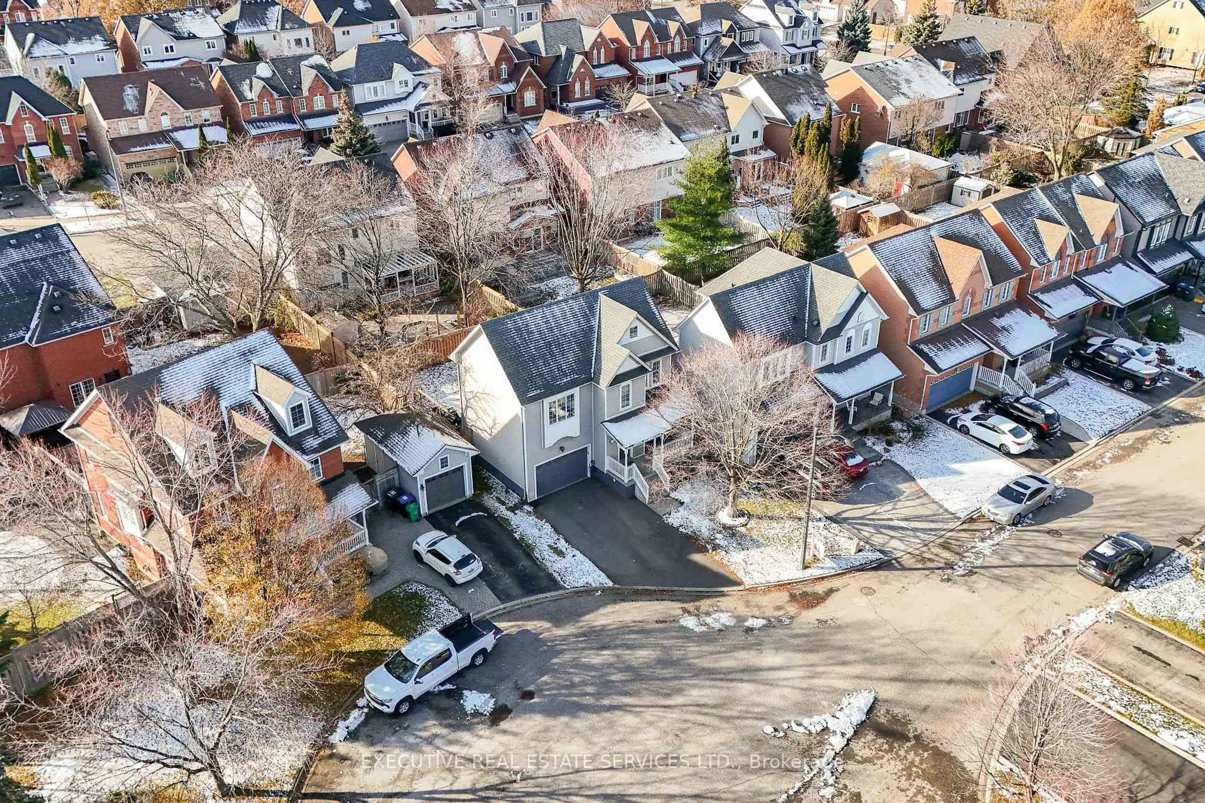 A pic from outside/outdoor area/front of a property/back of a property/a pic from drone, street for 7068 Bannockburn Crt, Mississauga Ontario L5N 7L5