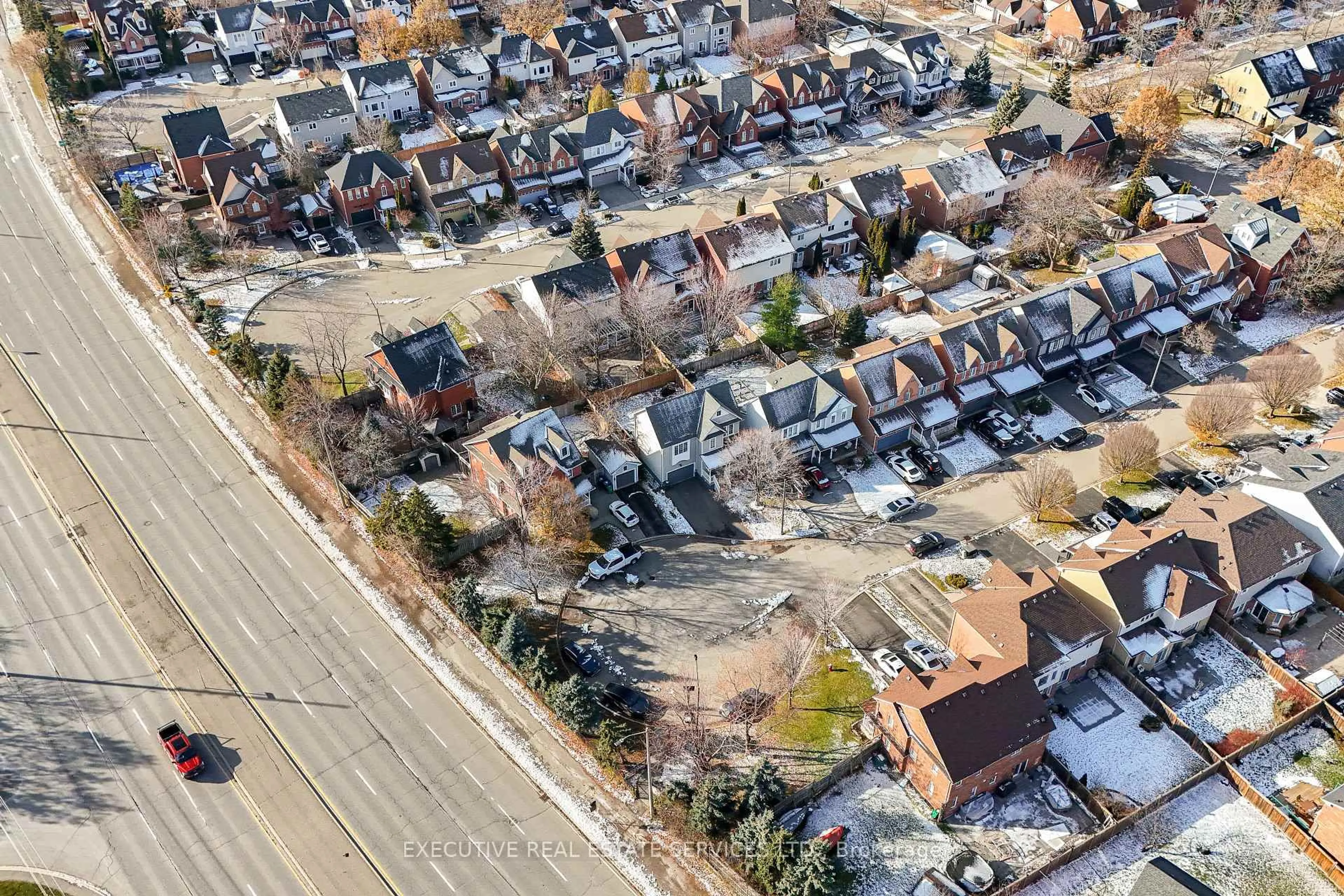 A pic from outside/outdoor area/front of a property/back of a property/a pic from drone, street for 7068 Bannockburn Crt, Mississauga Ontario L5N 7L5