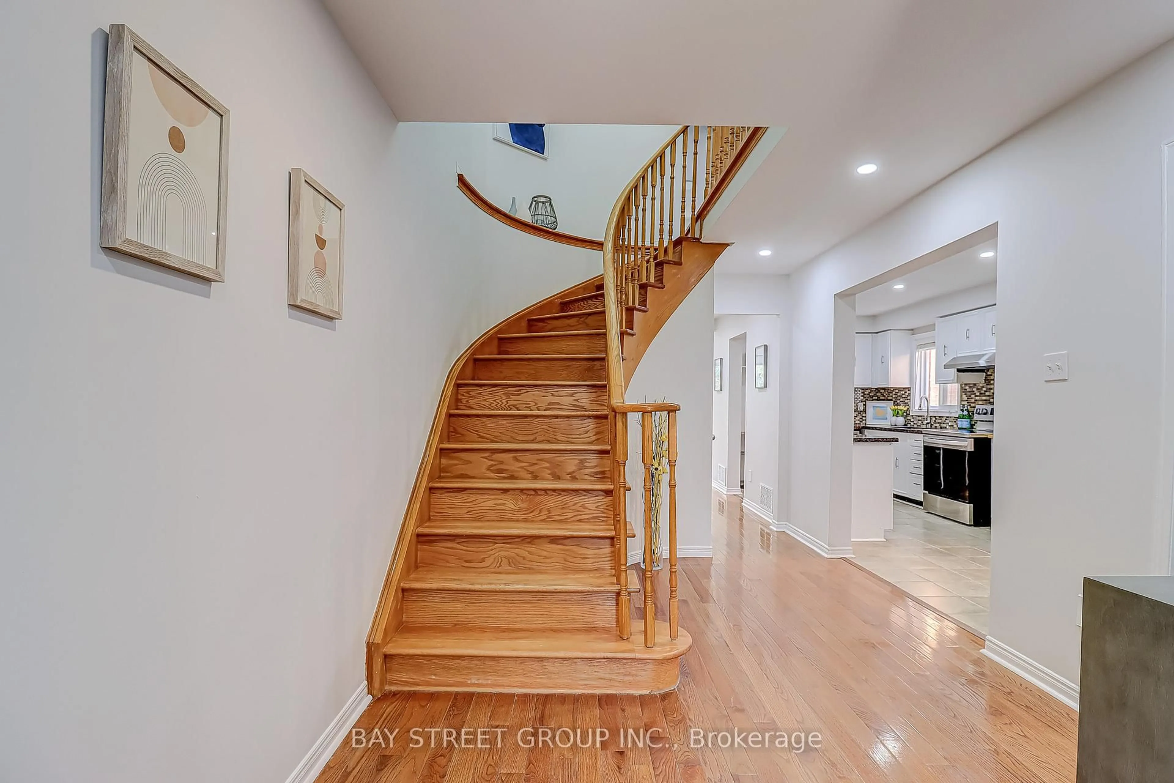 Stairs for 679 Constellation Dr, Mississauga Ontario L5R 2V9