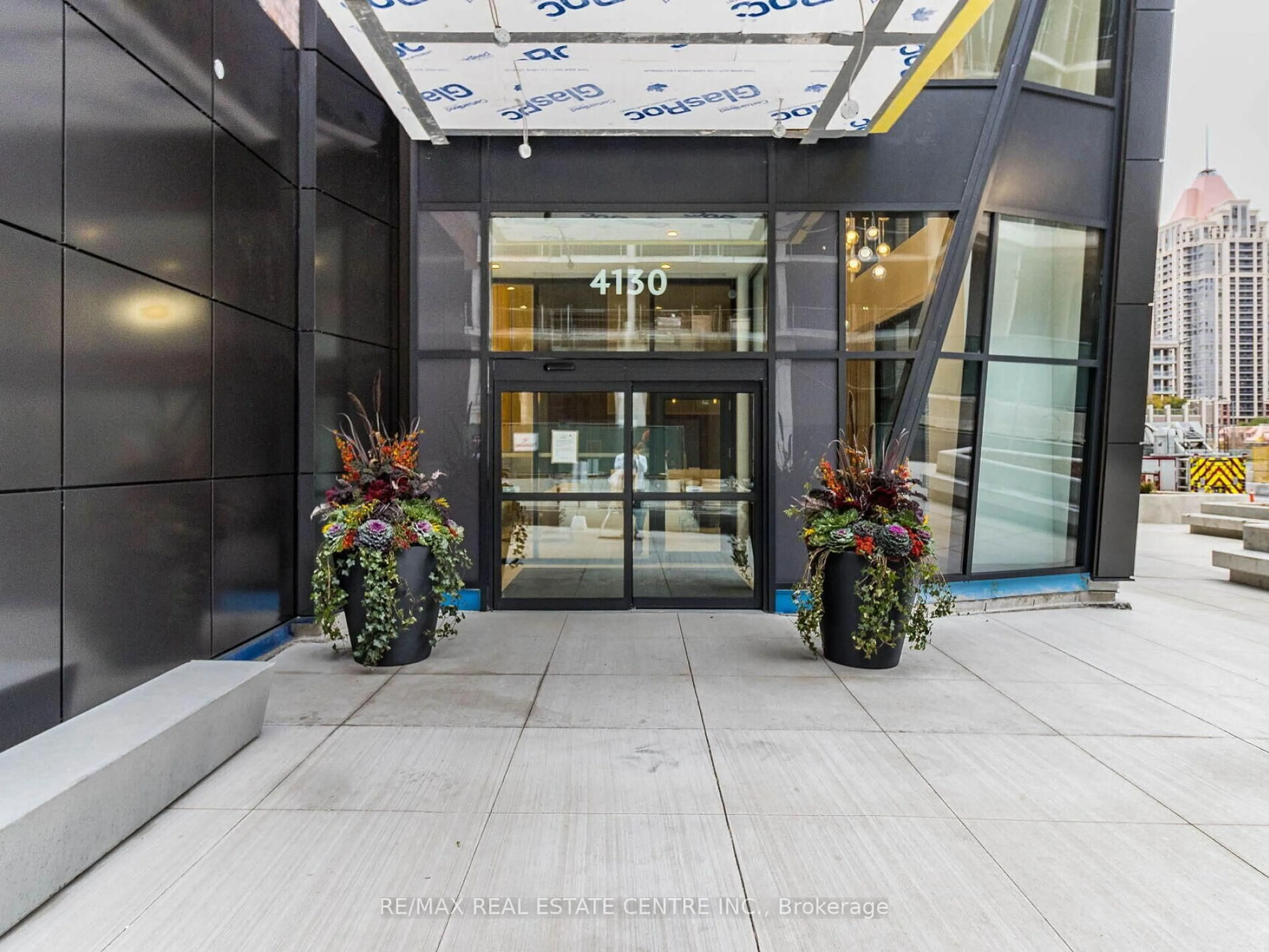 Indoor foyer for 4130 Parkside Village Dr, Mississauga Ontario L5M 0X8