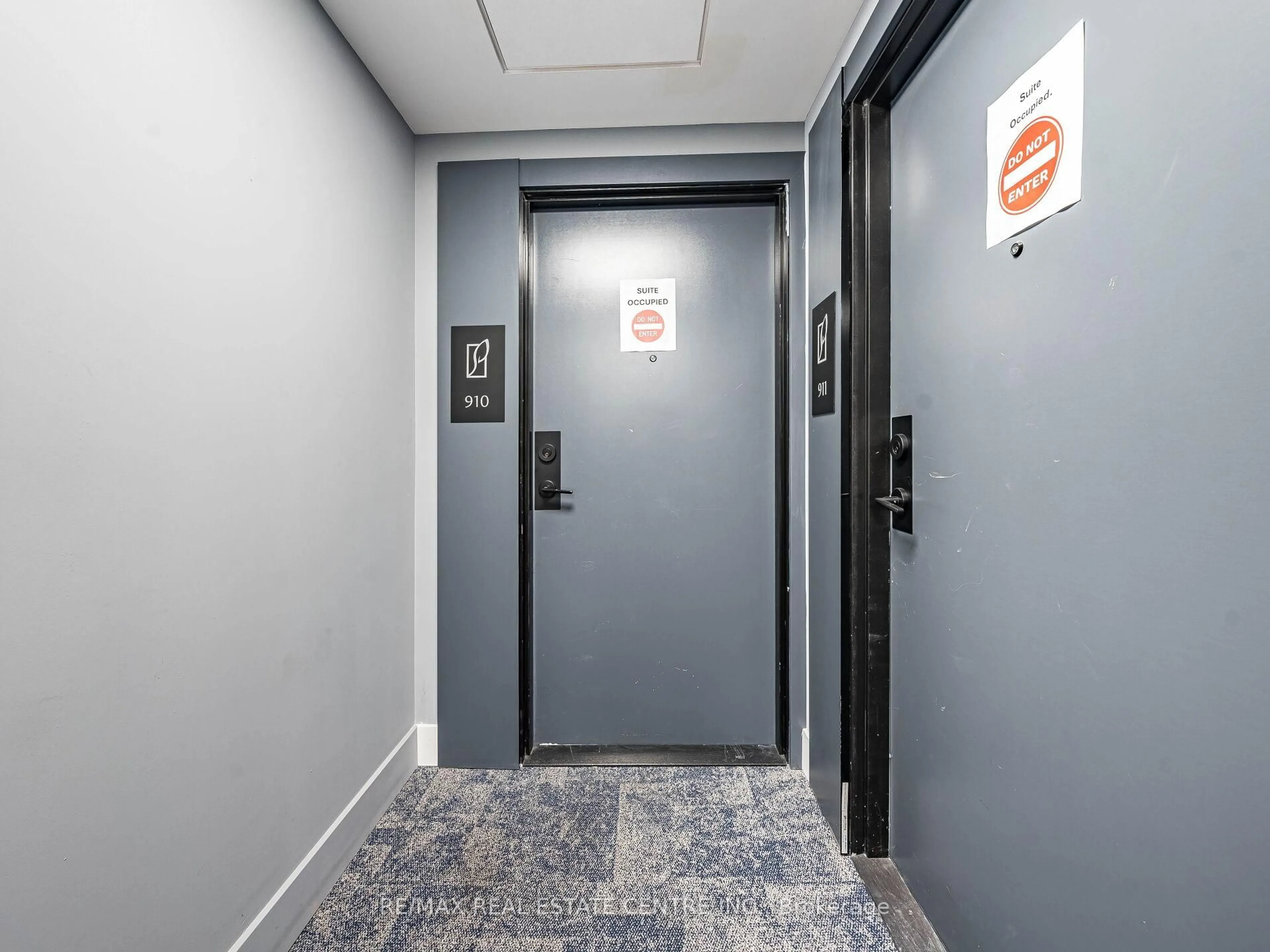 Indoor foyer for 4130 Parkside Village Dr, Mississauga Ontario L5M 0X8