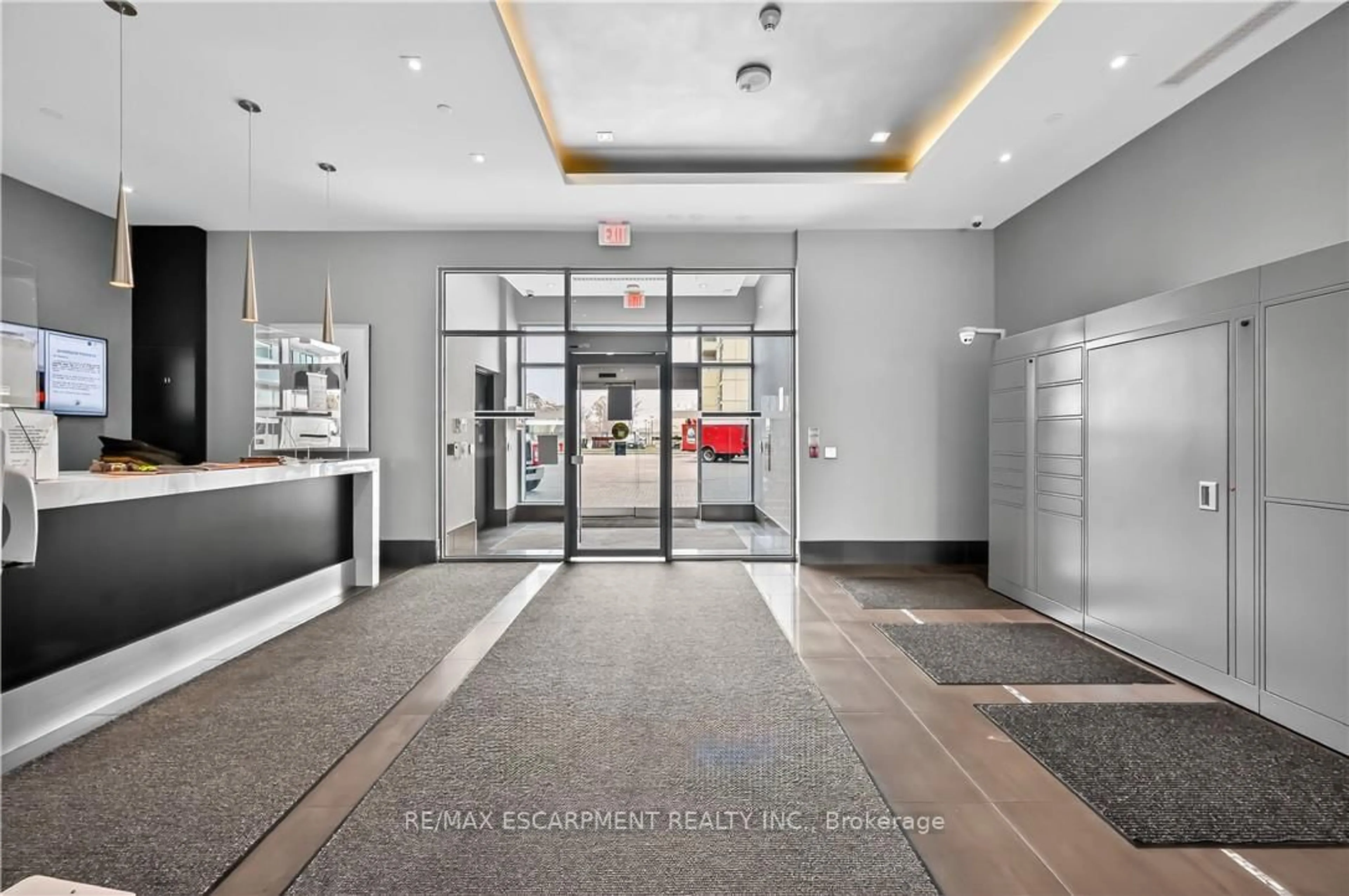 Indoor foyer for 65 Speers Rd #PH03, Oakville Ontario L6K 0J1