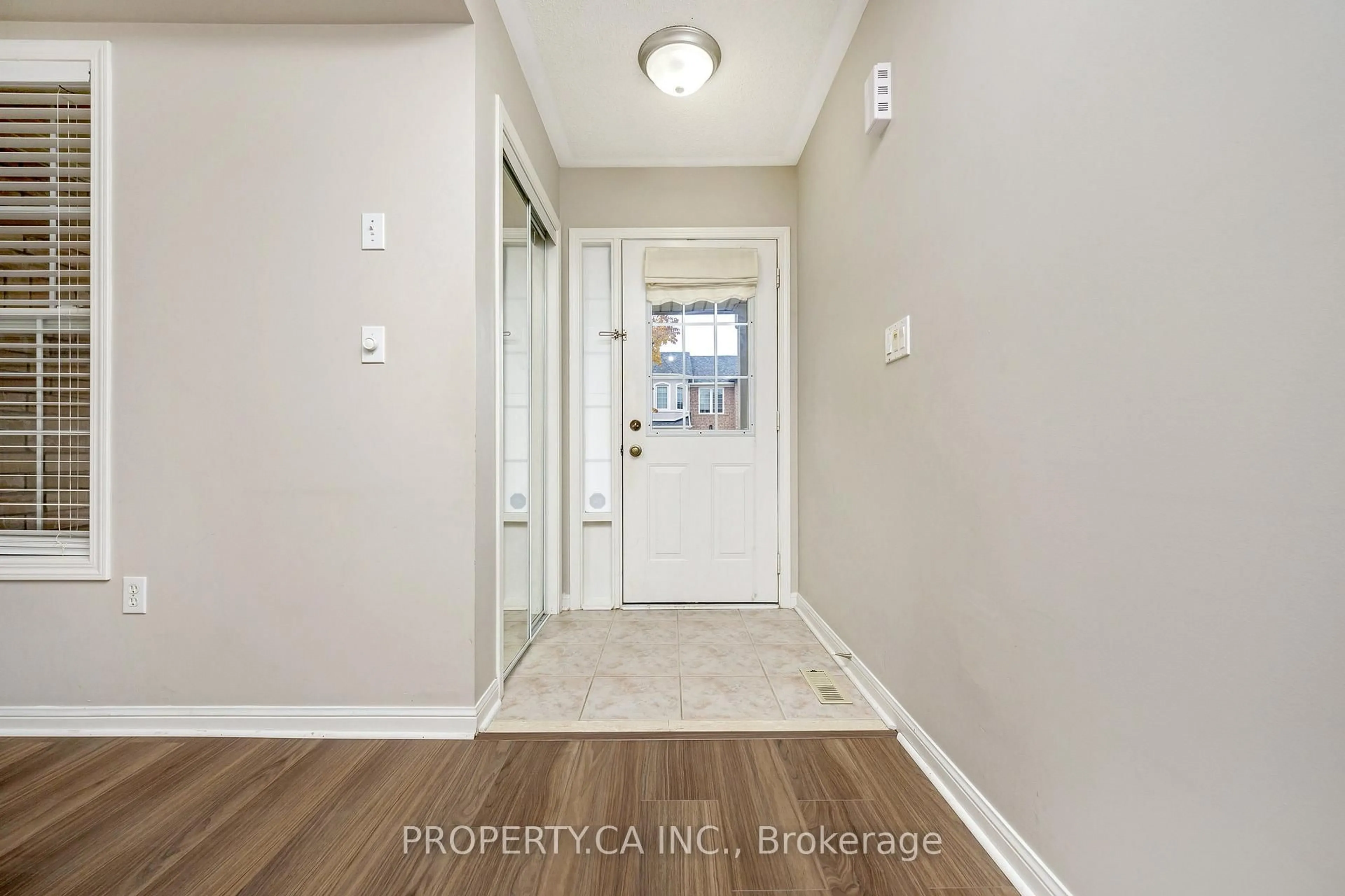 Indoor entryway for 1637 Stover Cres, Milton Ontario L9T 5N4