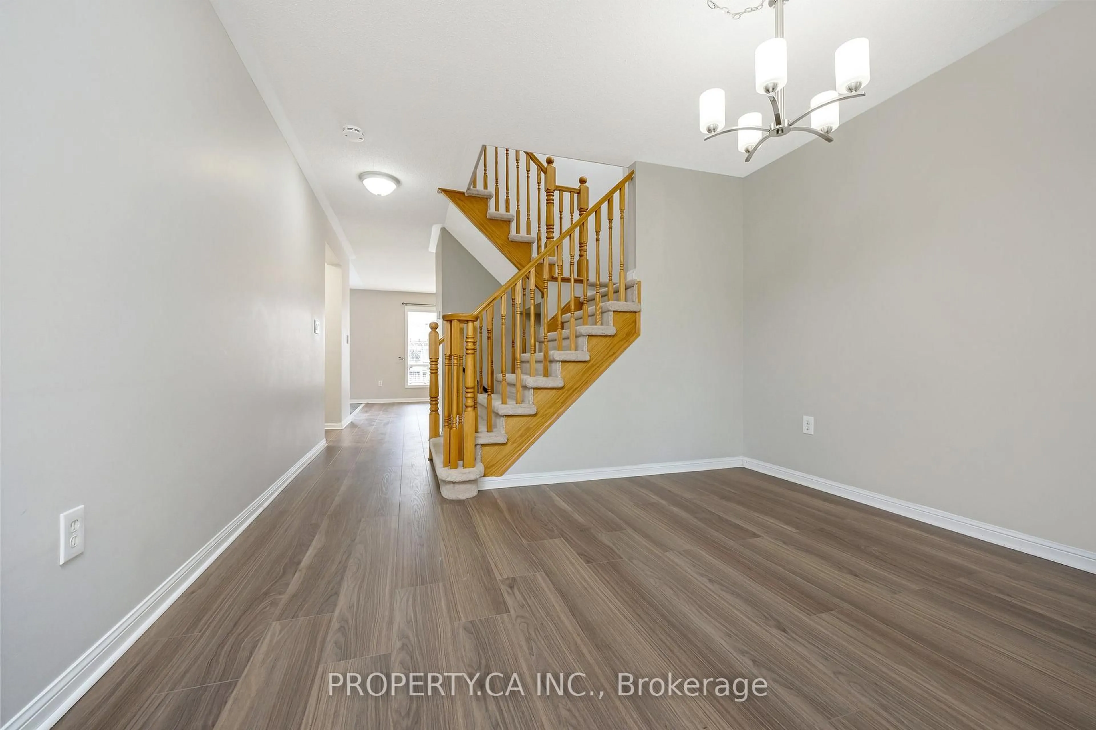 Indoor entryway for 1637 Stover Cres, Milton Ontario L9T 5N4