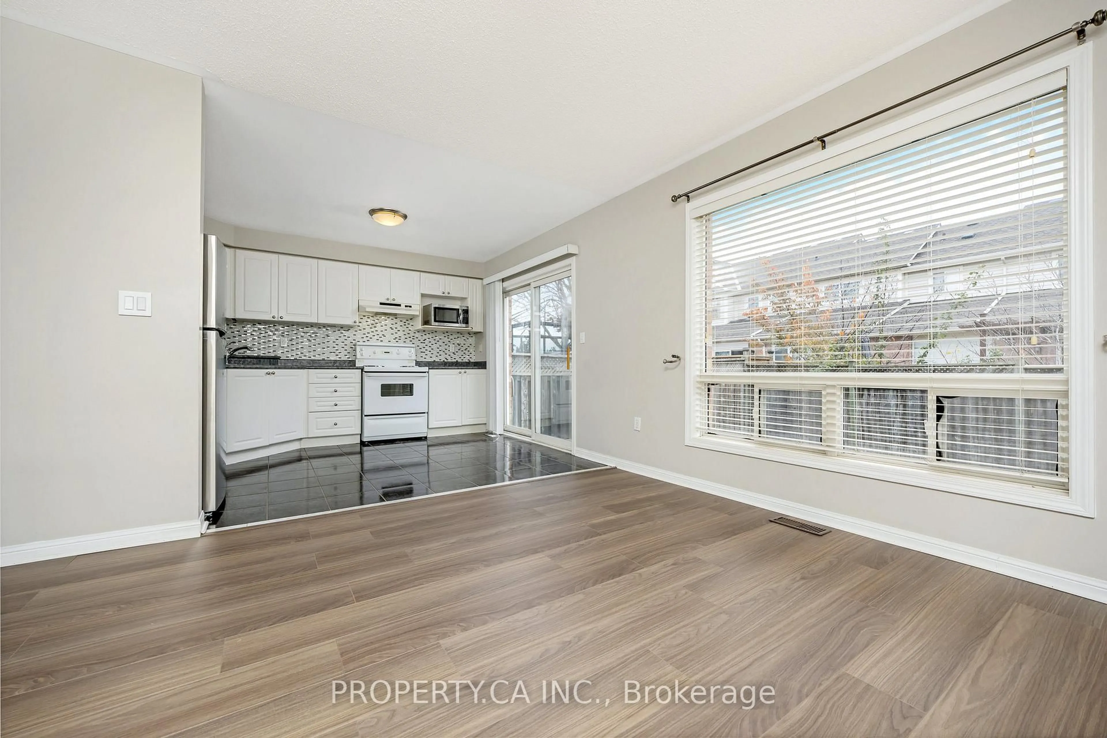 Open concept kitchen, unknown for 1637 Stover Cres, Milton Ontario L9T 5N4