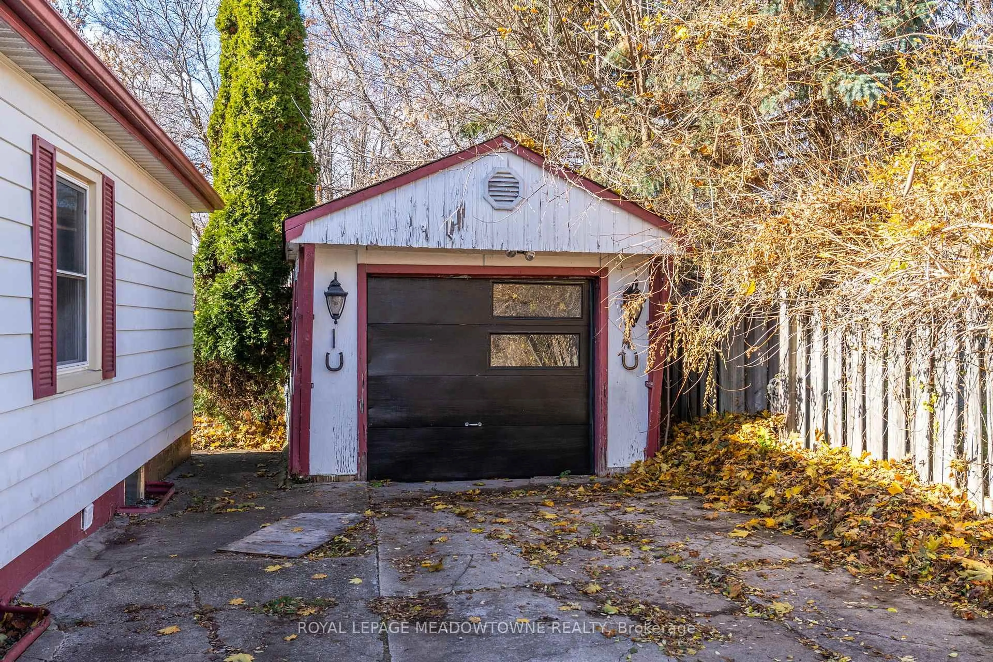 Indoor garage for 5 Louisa St, Halton Hills Ontario L0P 1K0