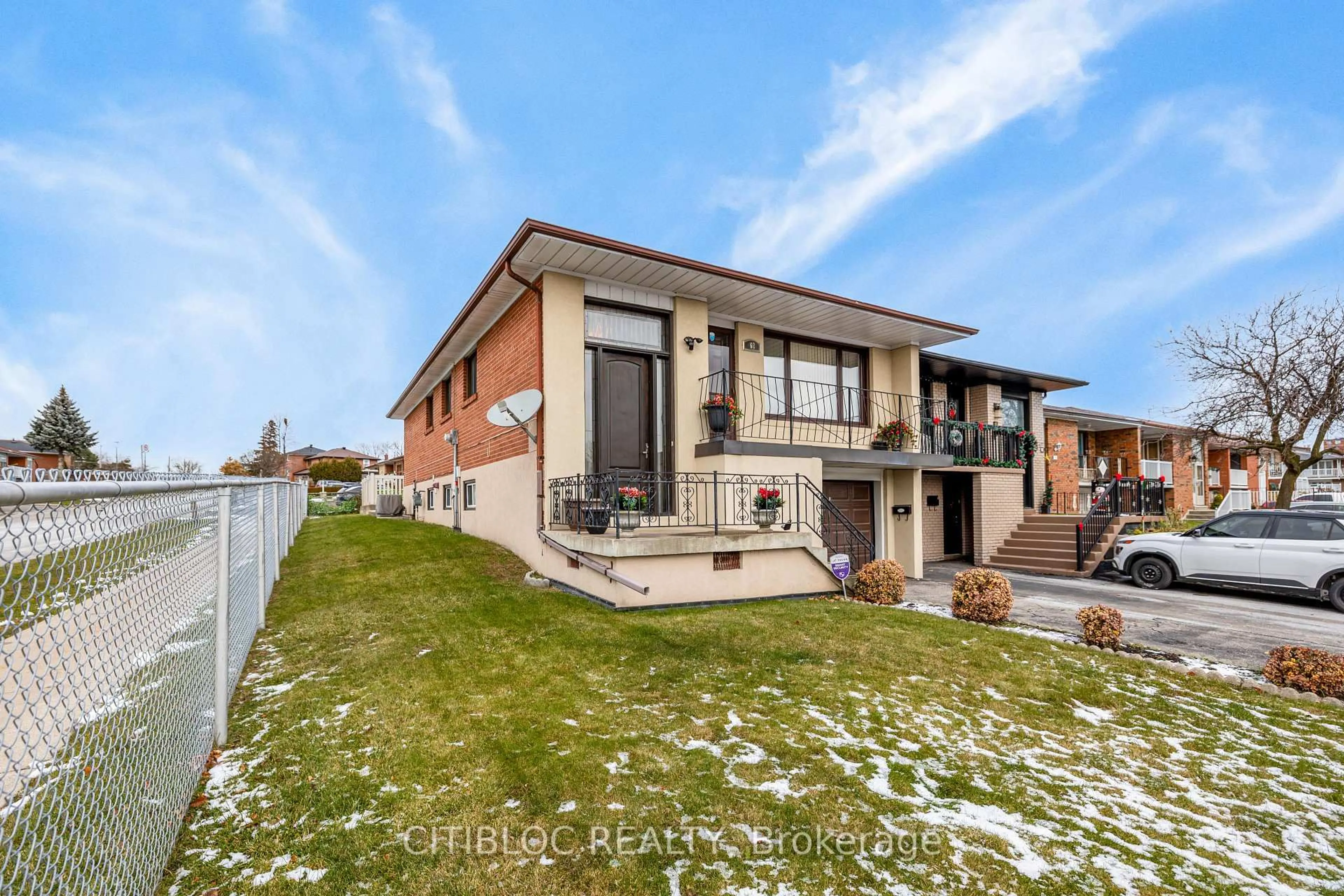 Home with brick exterior material, unknown for 62 Paradelle Cres, Toronto Ontario M3N 1E4