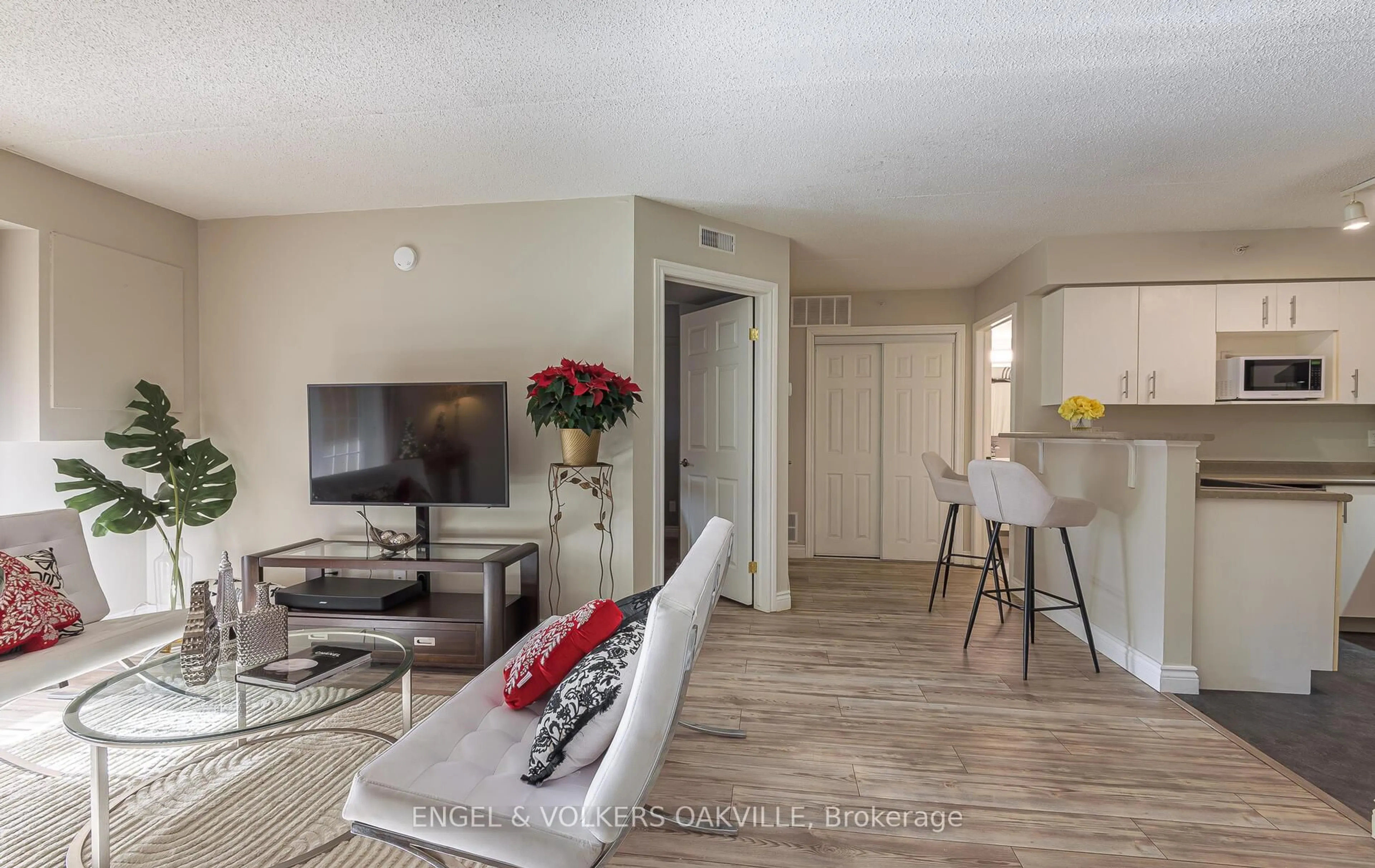 Living room with furniture, unknown for 1810 Walkers Line #308, Burlington Ontario L7M 4V3