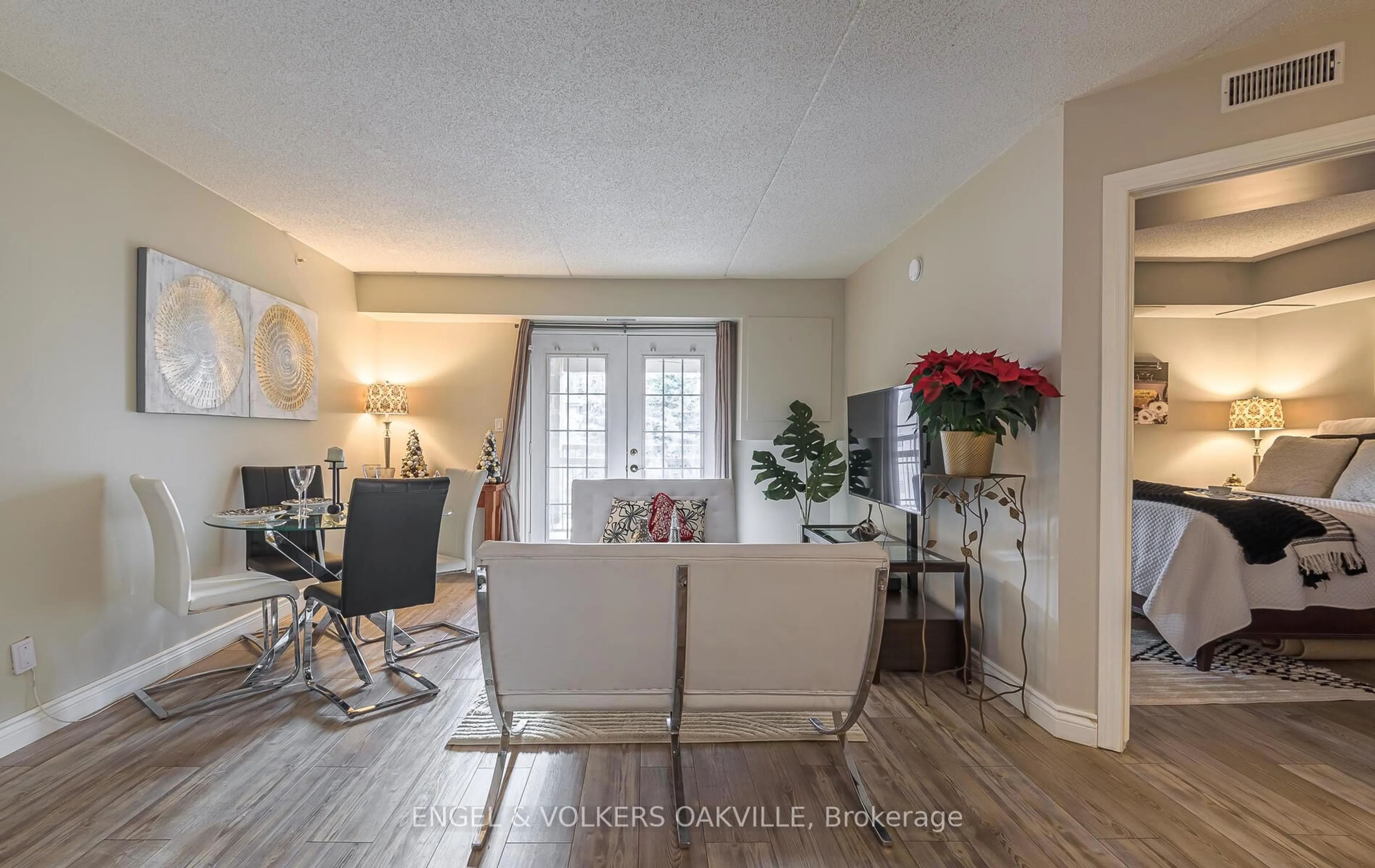 Living room with furniture, unknown for 1810 Walkers Line #308, Burlington Ontario L7M 4V3